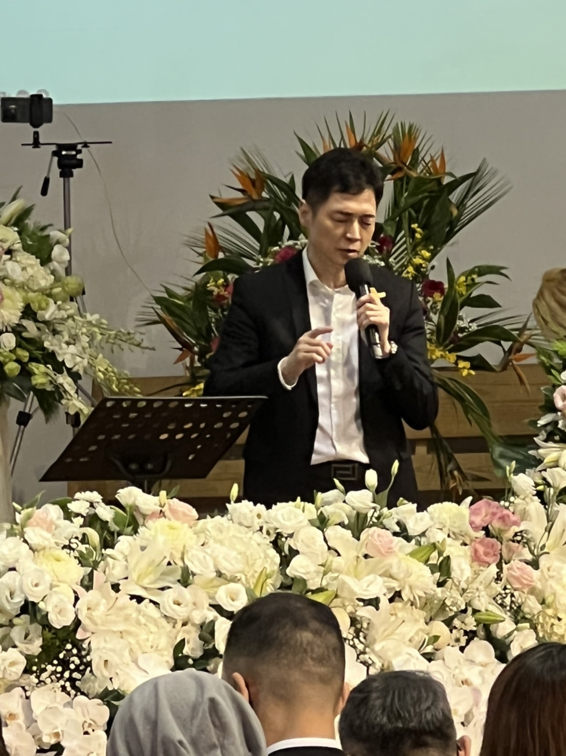 宋達民牧師上台致詞。（讀者提供）