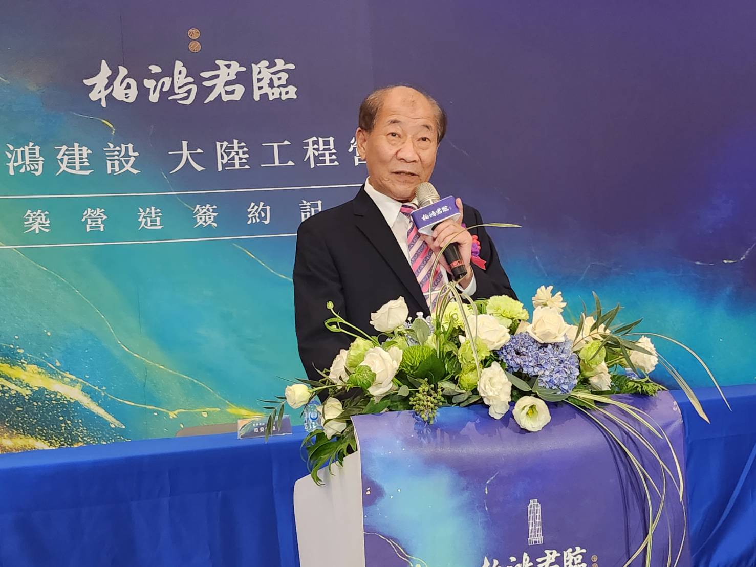 深耕北區不動產土地開發將近40年的柏鴻董事長范姜炳煌，在即將邁入70歲從心所欲之際時轉當建商，首案柏鴻君臨選在自己最熟悉的士林區，要蓋一棟自己要住的房子。