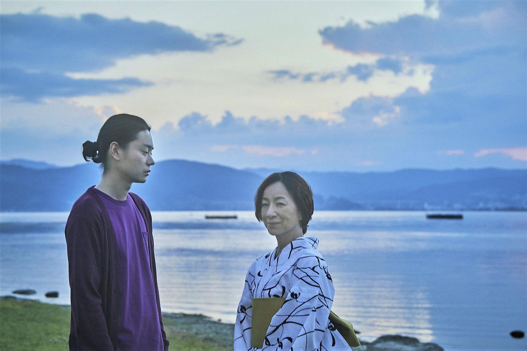 影帝菅田將暉(左)和影后原田美枝子在《百花》合體飆戲,因導演堅持一鏡到底讓兩人吃足苦頭。(東京國際影展提供)