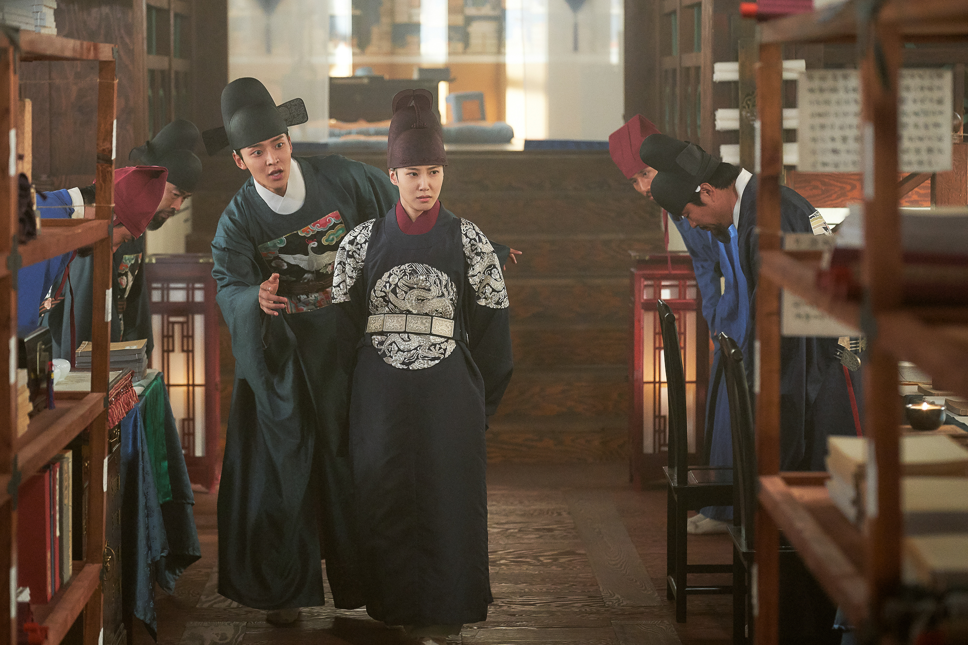 朴恩斌（中）在《戀慕》女扮男裝皇太子，受到許多觀眾喜愛。（Netflix提供）