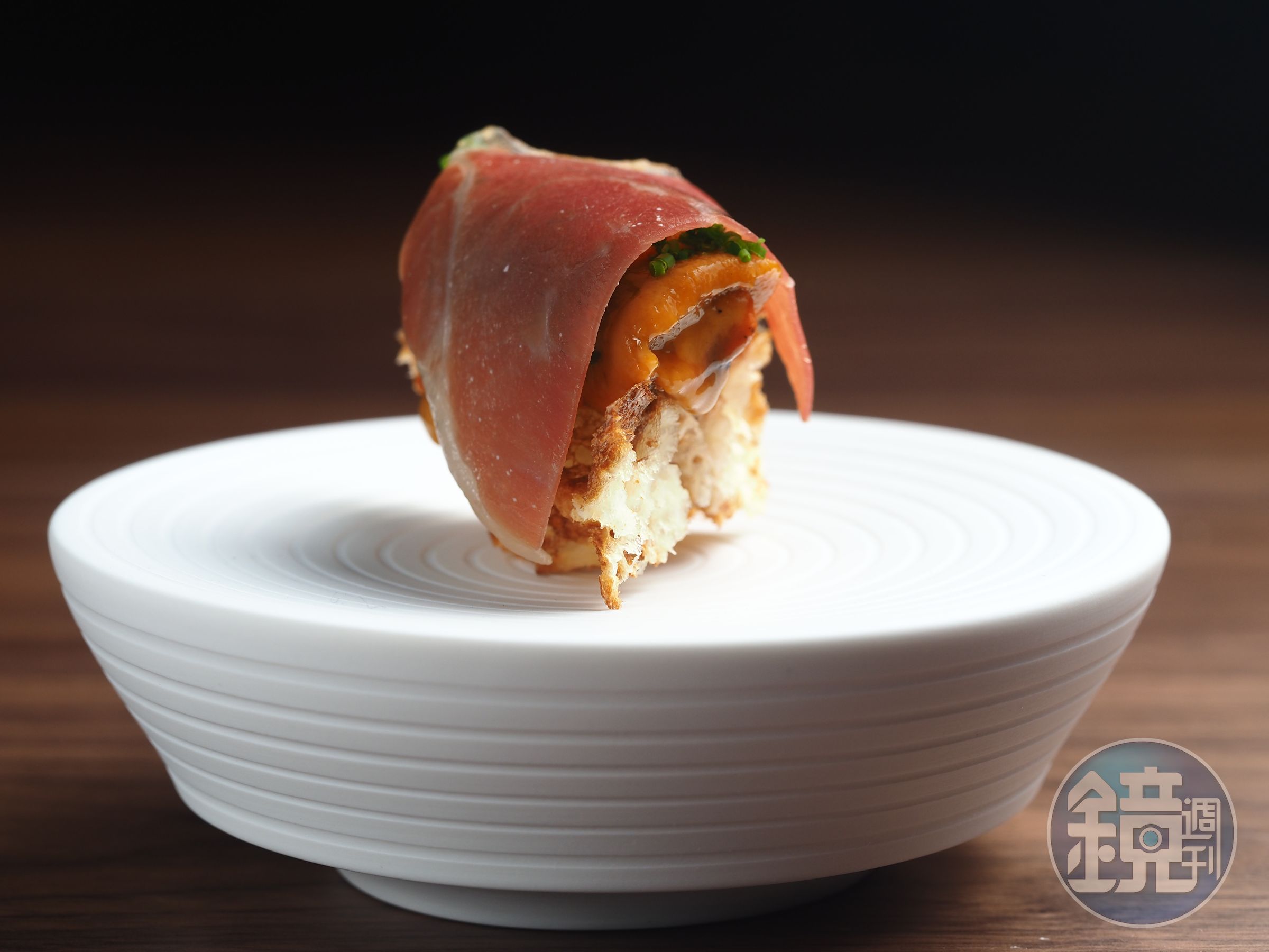 「海膽鬆餅」用奶油脆餅的口感、生火腿的咸韌，讓海膽變得立體。