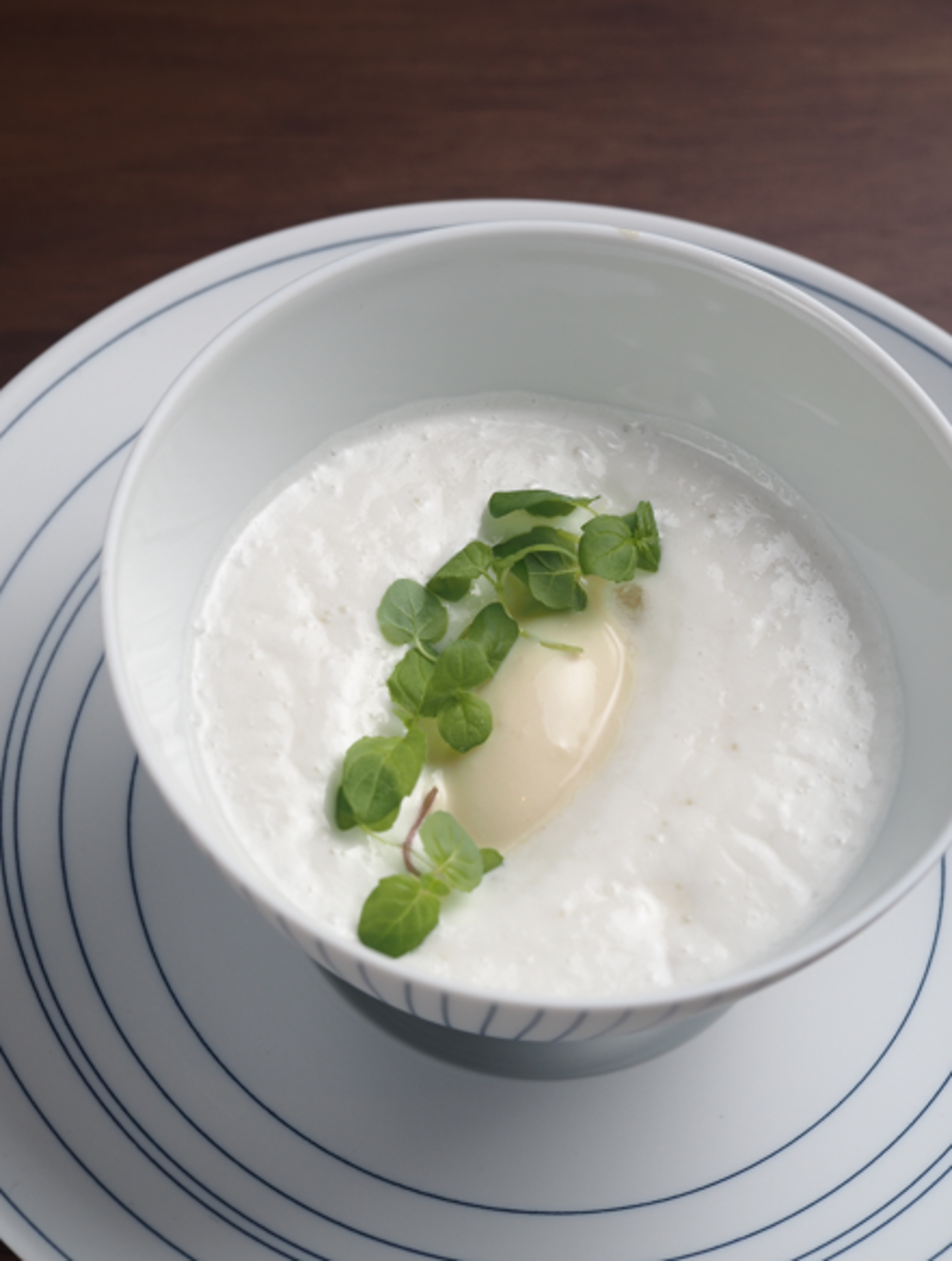 「鳳梨花生」看似白月光的外表，卻藏著熱帶水果配堅果的濃厚甜蜜，而且誰會想到那個泡泡是台啤18天呢？