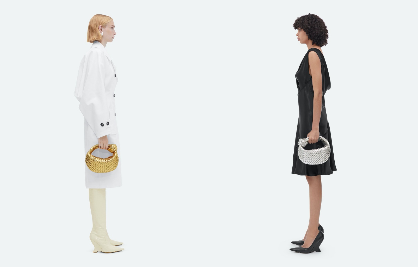 （左起）Mini Jodie金色編織手提包NT$91,400、Mini Jodie銀色編織手提包NT$91,400。（BOTTEGA VENETA提供）