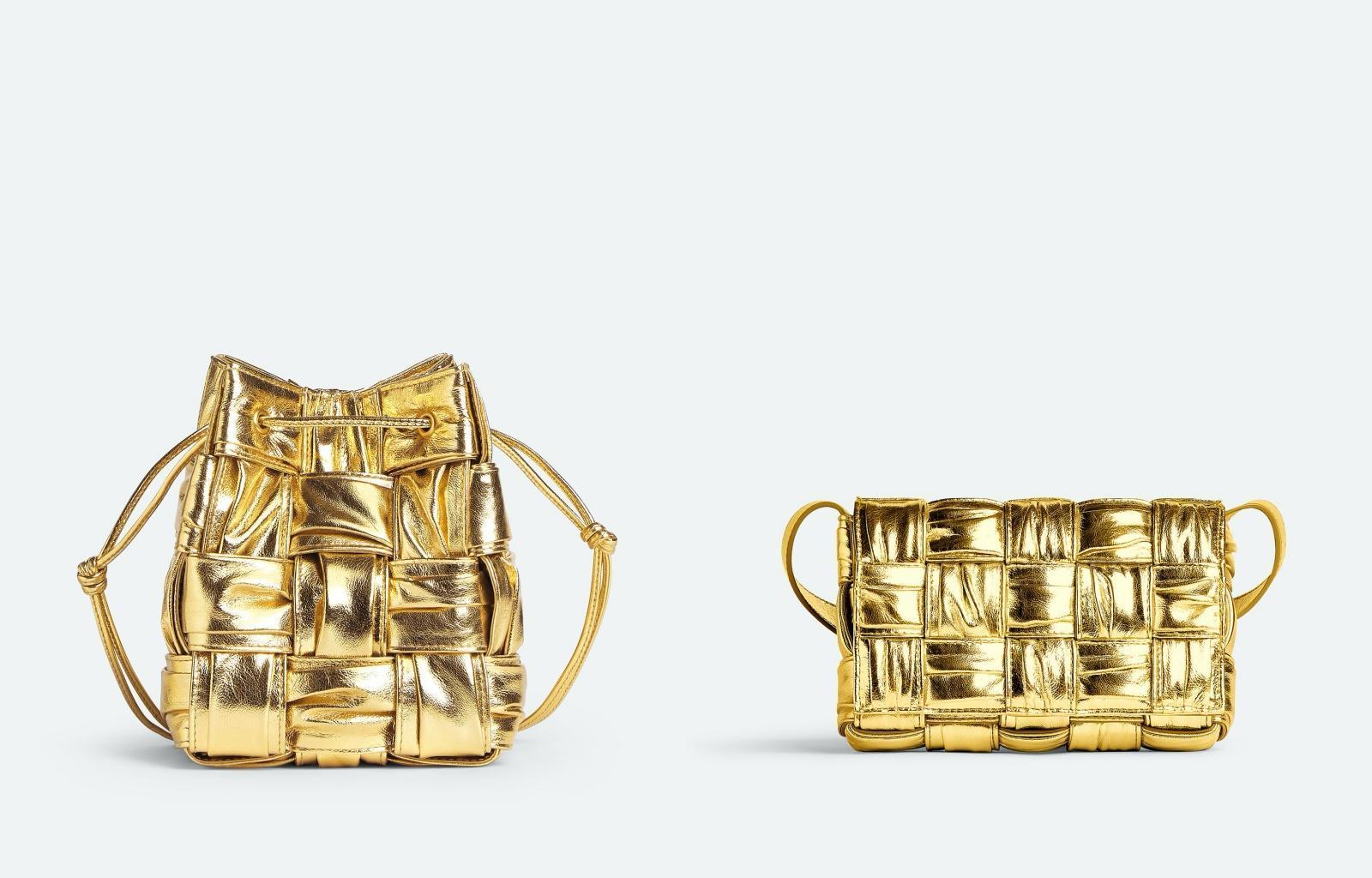 (左起)Cassette金色編織水桶包NT$95,400、Cassette金色編織斜背包NT$103,400。(BOTTEGA VENETA提供)