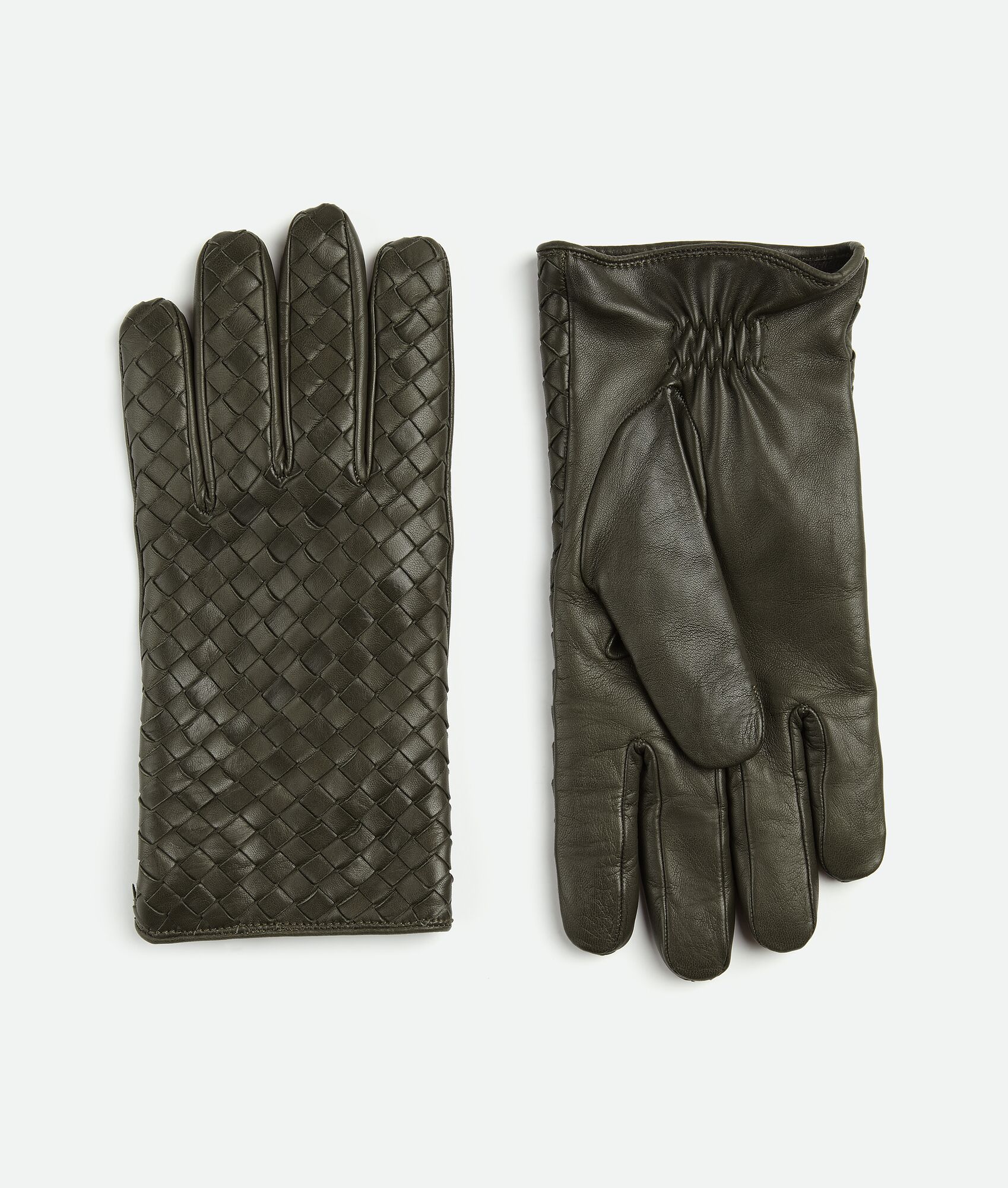 男士Intreccio皮革編織手套，NT$26,800。（BOTTEGA VENETA提供）