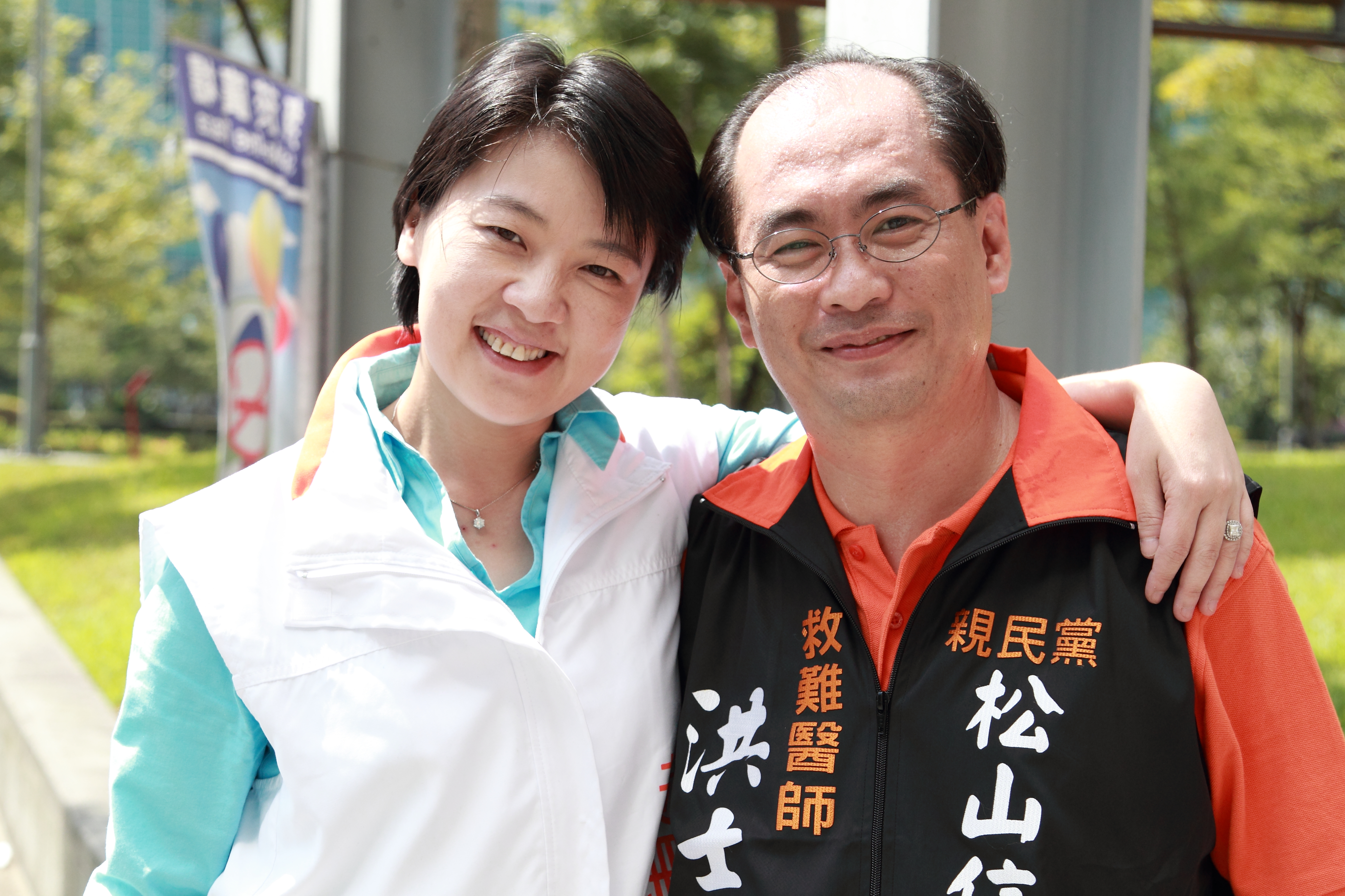 洪士奇（右）出示20年前黃珊珊（左）和他的合影，證明兩人確有交情。（洪士奇提供）