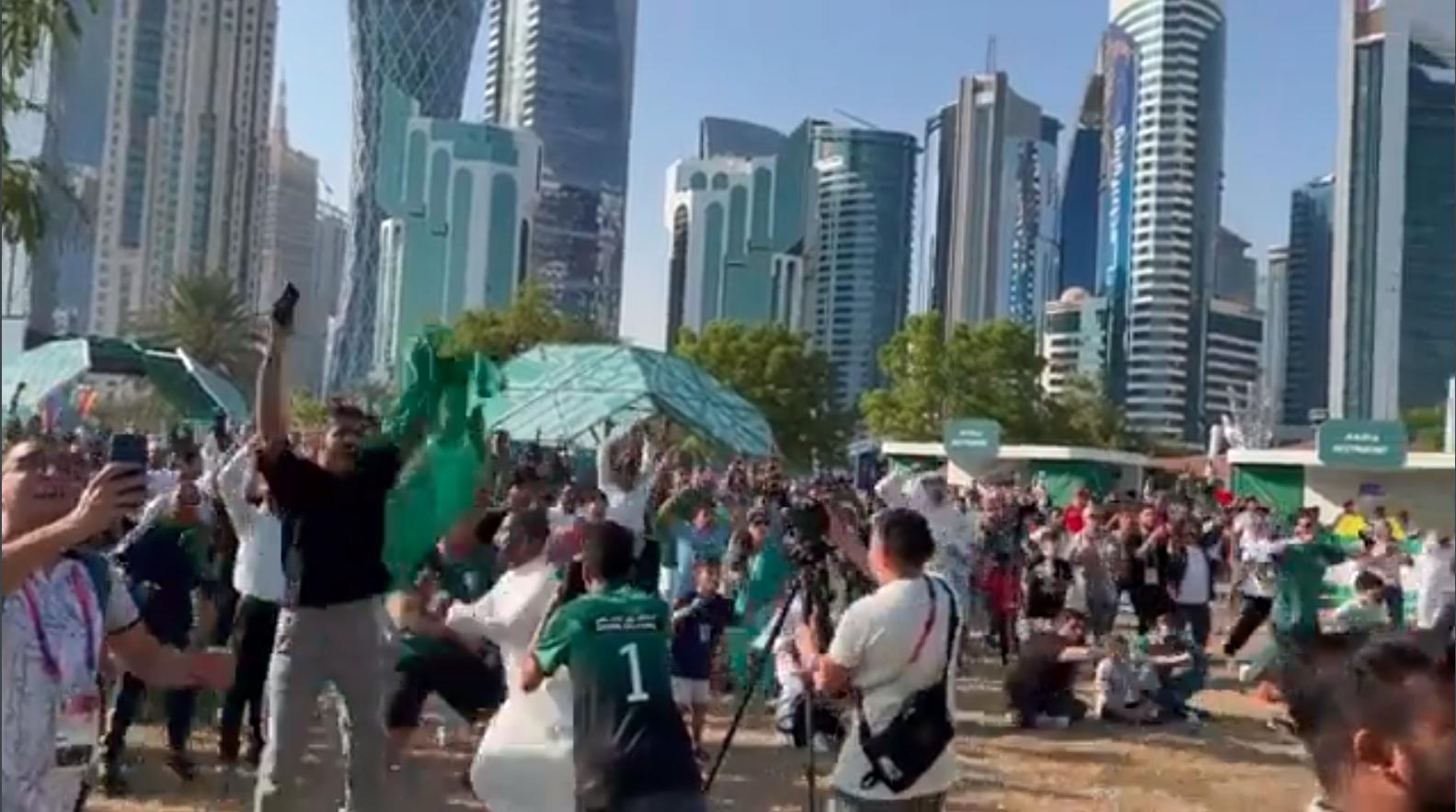世足小組賽踢贏阿根廷後，沙烏地阿拉伯人民全都瘋了，直接跳起來歡呼。（翻攝自Twitter）
