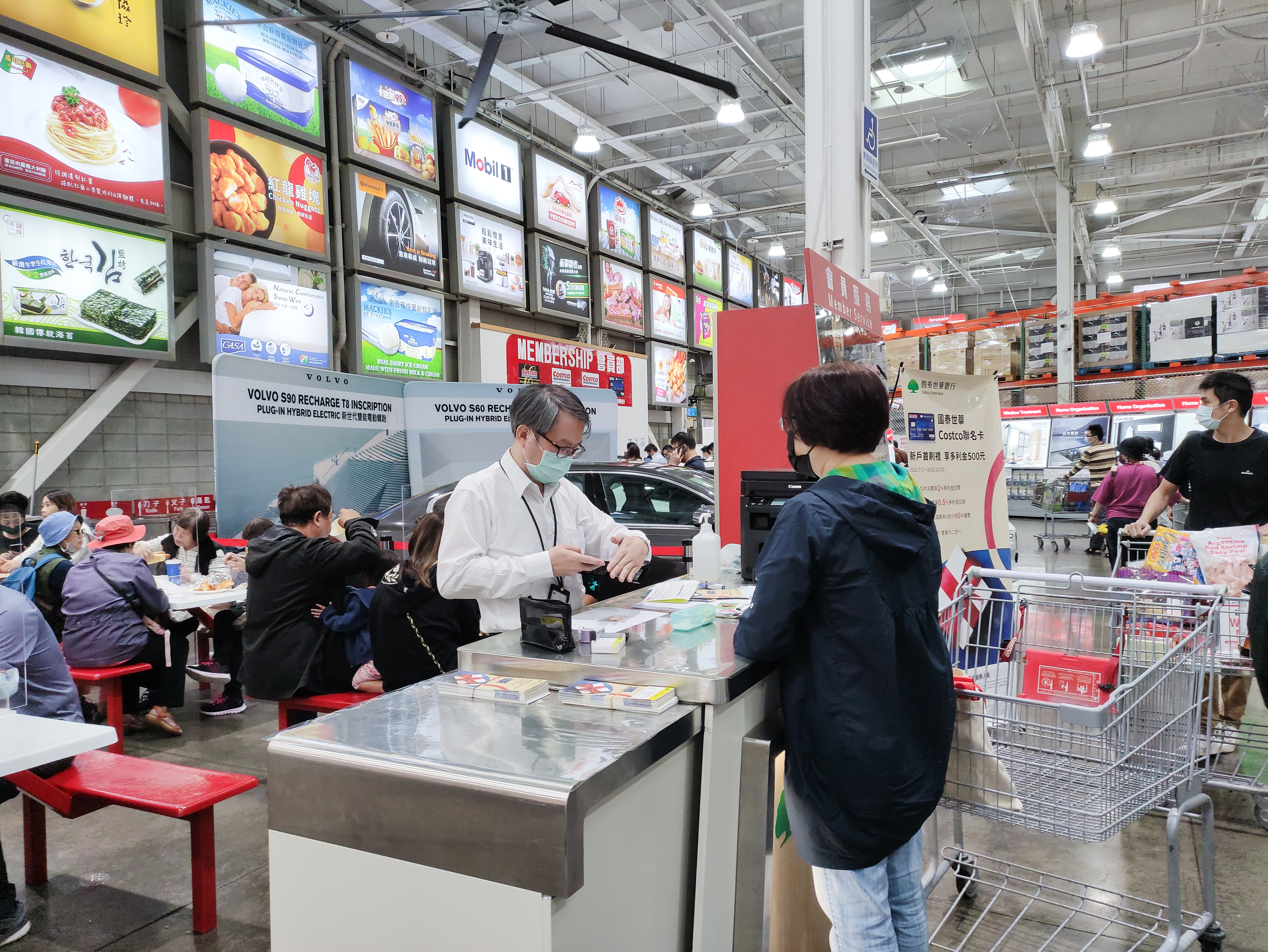 民眾到好市多消費，推著購物車步出賣場時，都會有工作人員畫單檢查明細。（示意圖，本刊資料照）
