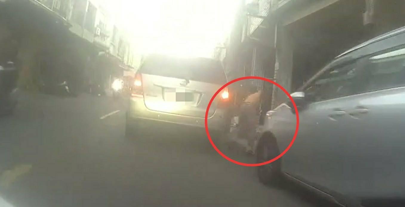 酒駕男子擦撞老翁後，竟繼續向前開車。（翻攝畫面）