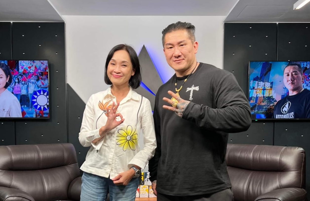 柯志恩（左）與館長陳之漢（右）同台聊市政、兩岸議題。（翻攝自飆捍臉書）