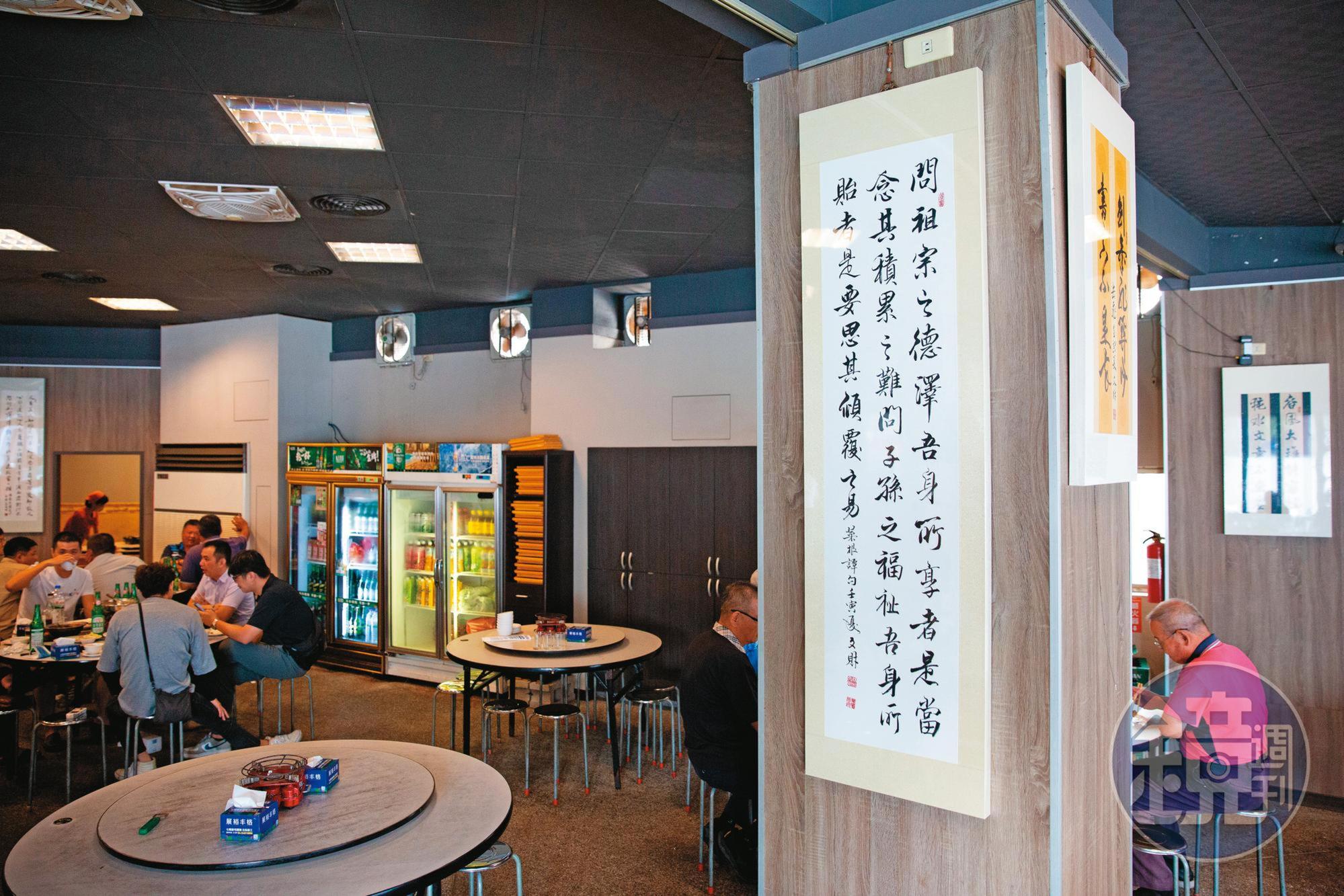 林曾文財拿刀之餘，也寫得一手書法好字，餐廳裡有不少他的書法作品。