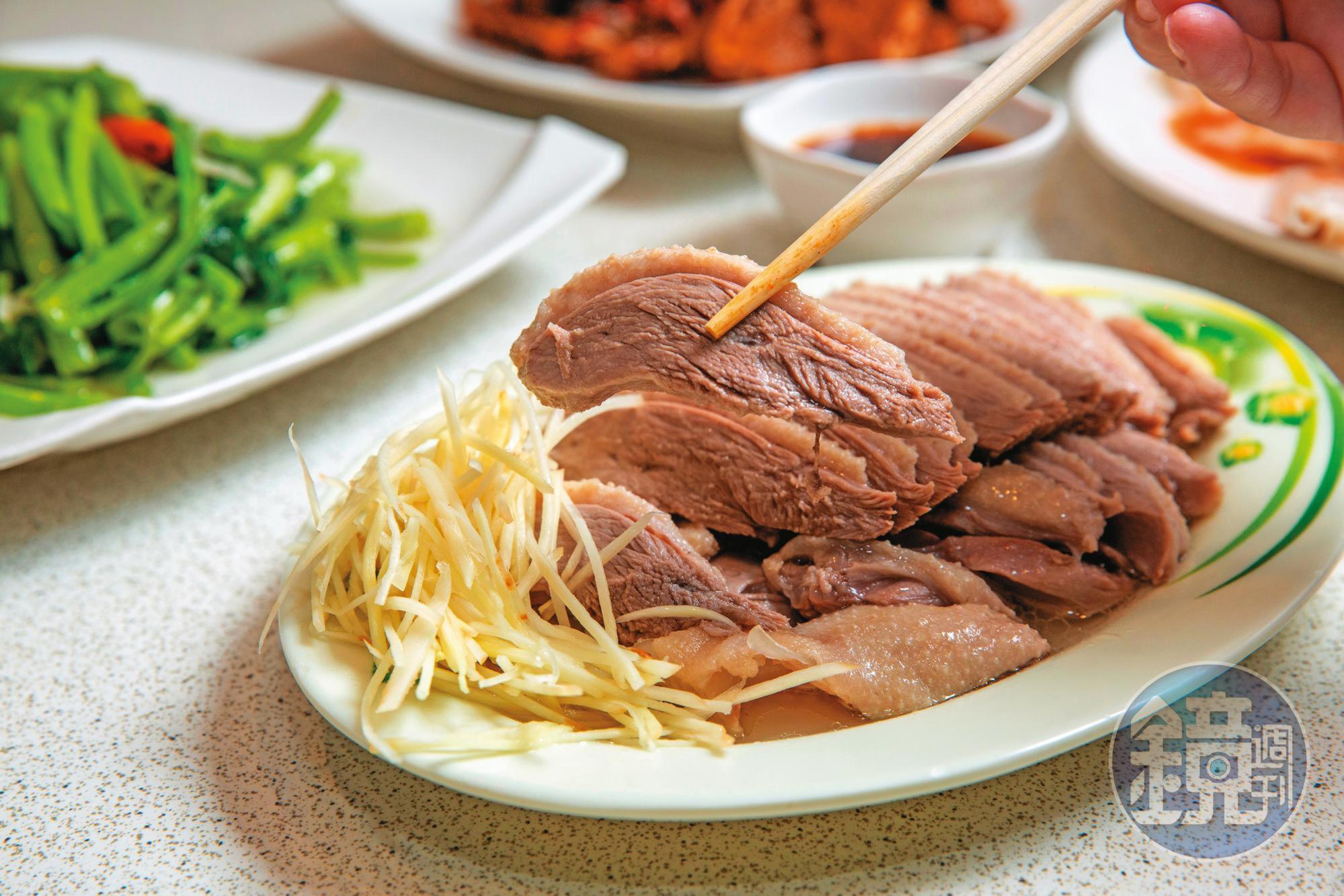 去骨鵝肉必須逆紋片成0.2公分，上桌前再淋上鵝油高湯。（450元／1/4隻）