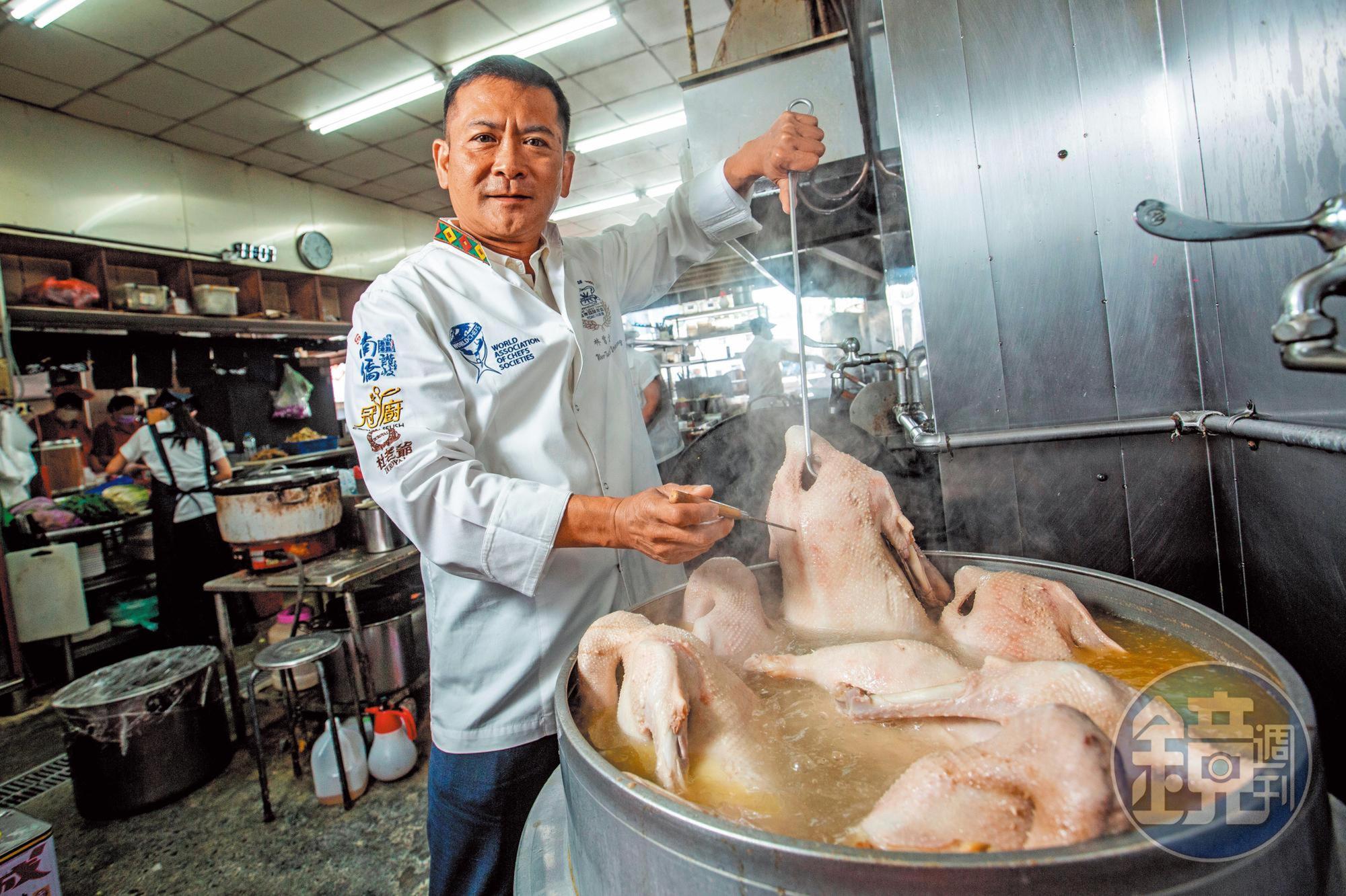 小林無骨鵝肉海鮮是從洗車場發跡的台菜餐廳，林曾文財的現煮鵝肉，透過精準火候控制，鵝肉軟嫩鮮甜，在台中豐原屹立30年。