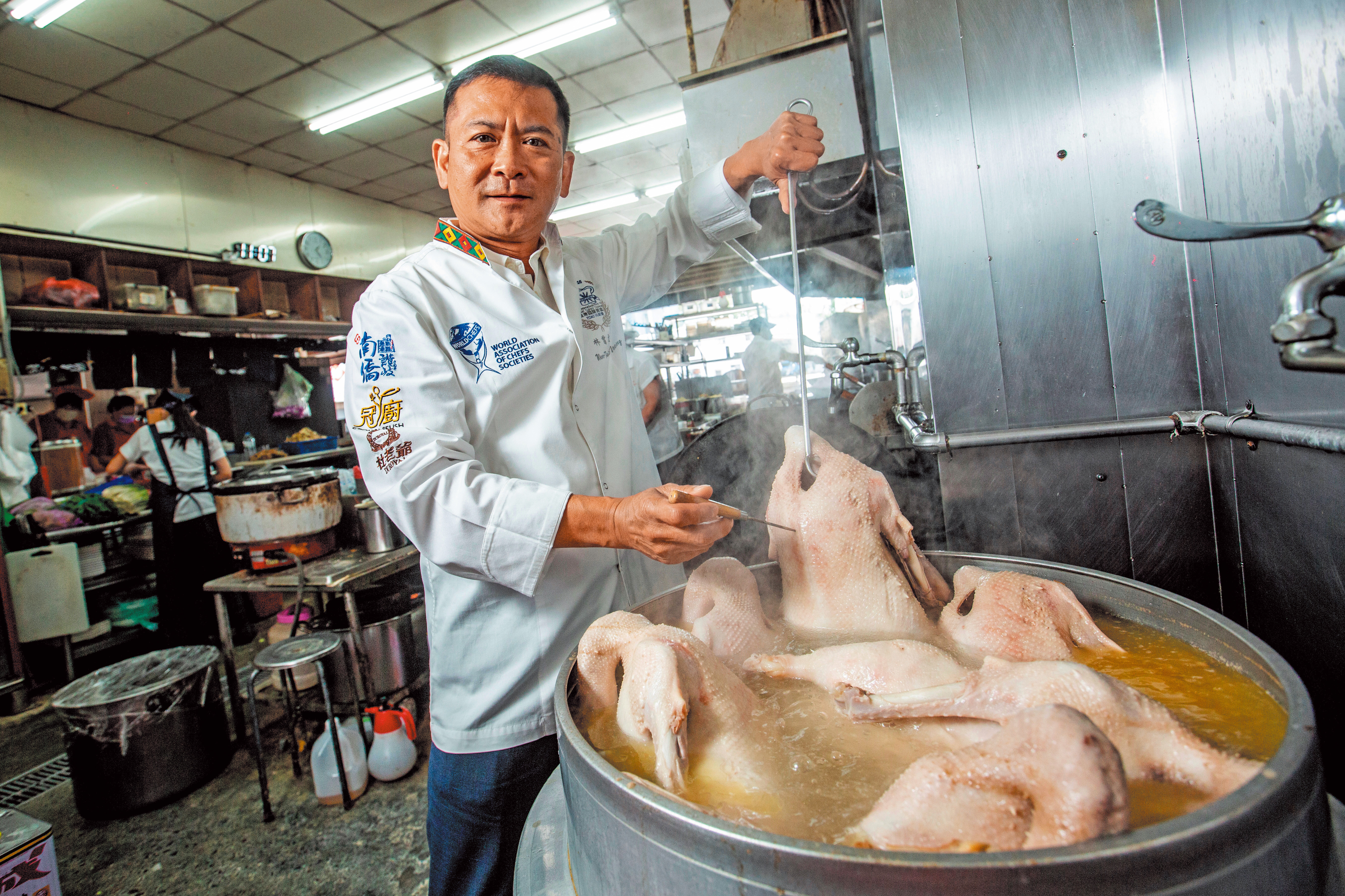 小林無骨鵝肉海鮮是從洗車場發跡的台菜餐廳，林曾文財的現煮鵝肉，透過精準火候控制，鵝肉軟嫩鮮甜，在台中豐原屹立30年。