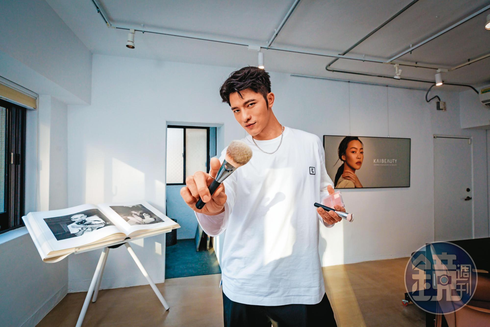 彩妝名師小凱老師（張景凱），17歲入行，為實現夢想，從百貨公司站櫃做起，並在秀場磨練出化妝功力，如今已是擁有自己品牌的全方位時尚工作者。