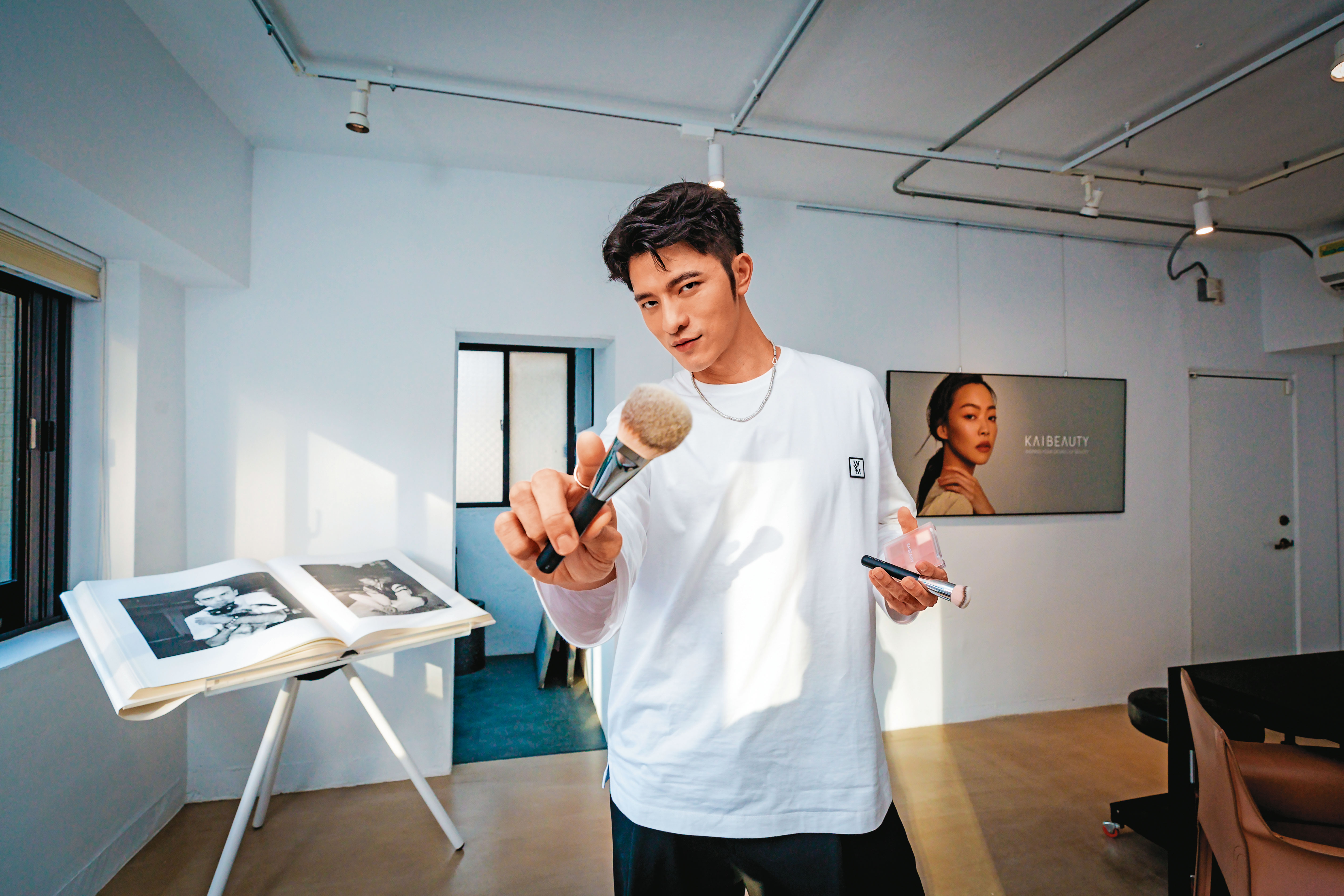 彩妝名師小凱老師（張景凱），17歲入行，為實現夢想，從百貨公司站櫃做起，並在秀場磨練出化妝功力，如今已是擁有自己品牌的全方位時尚工作者。