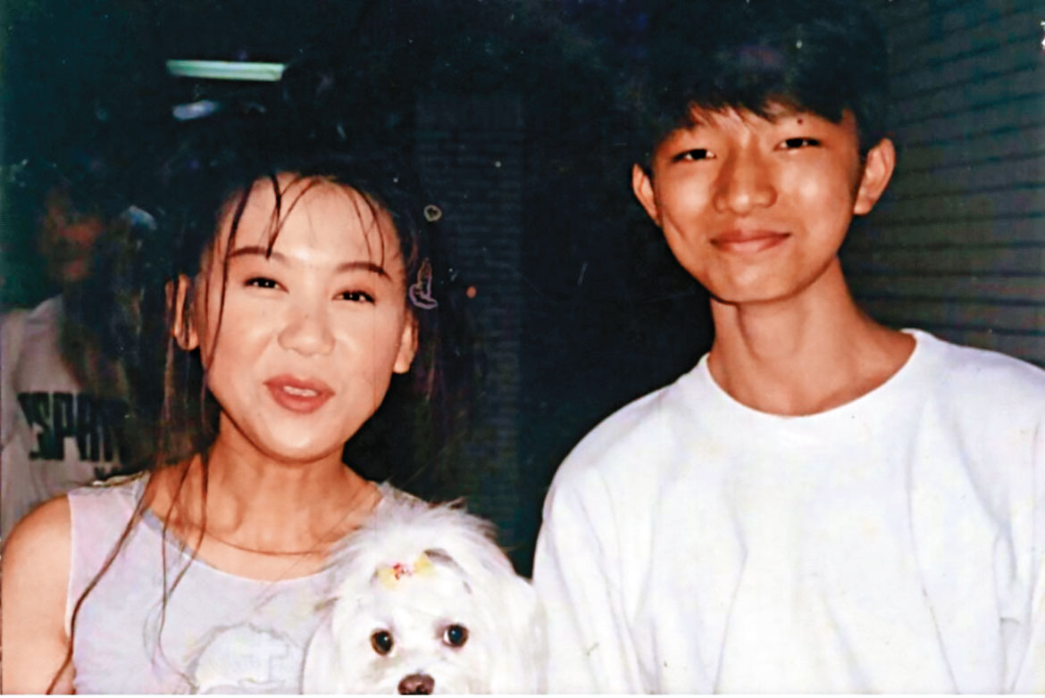 從小就是追星族的小凱老師(右),13歲時與偶像藍心湄(左)合影。(翻攝小凱老師IG)