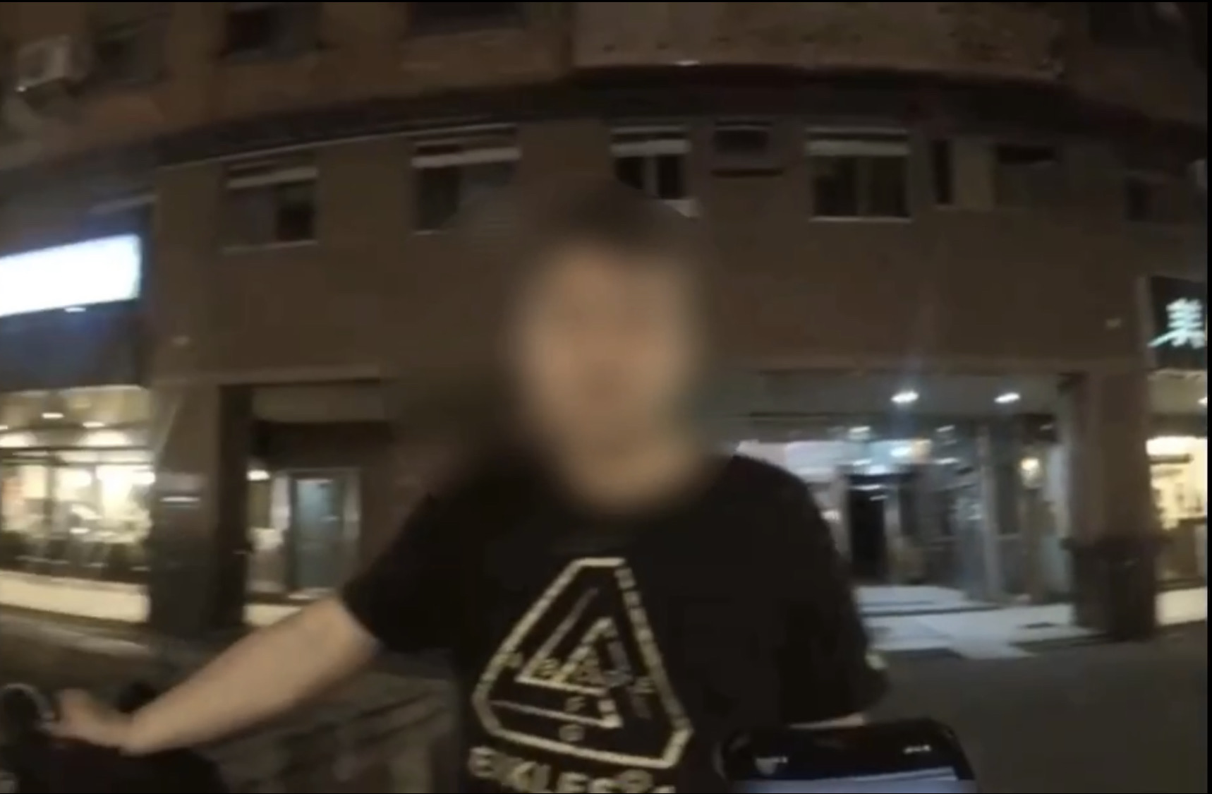 邱男酒醉倒臥人行道上，警方上前關心。（警方提供）