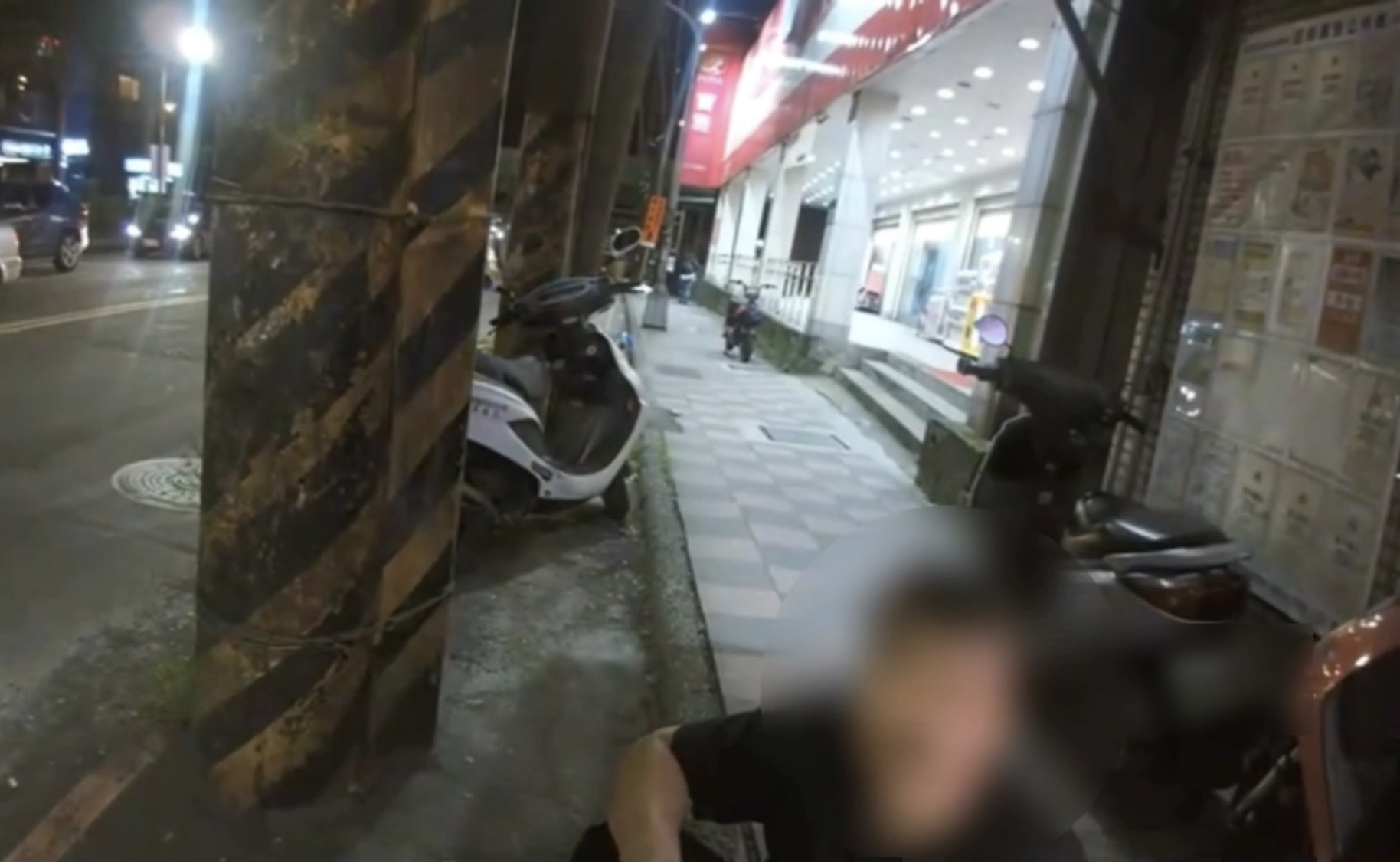 邱男面對警方詢問，表情略為緊張。（警方提供）