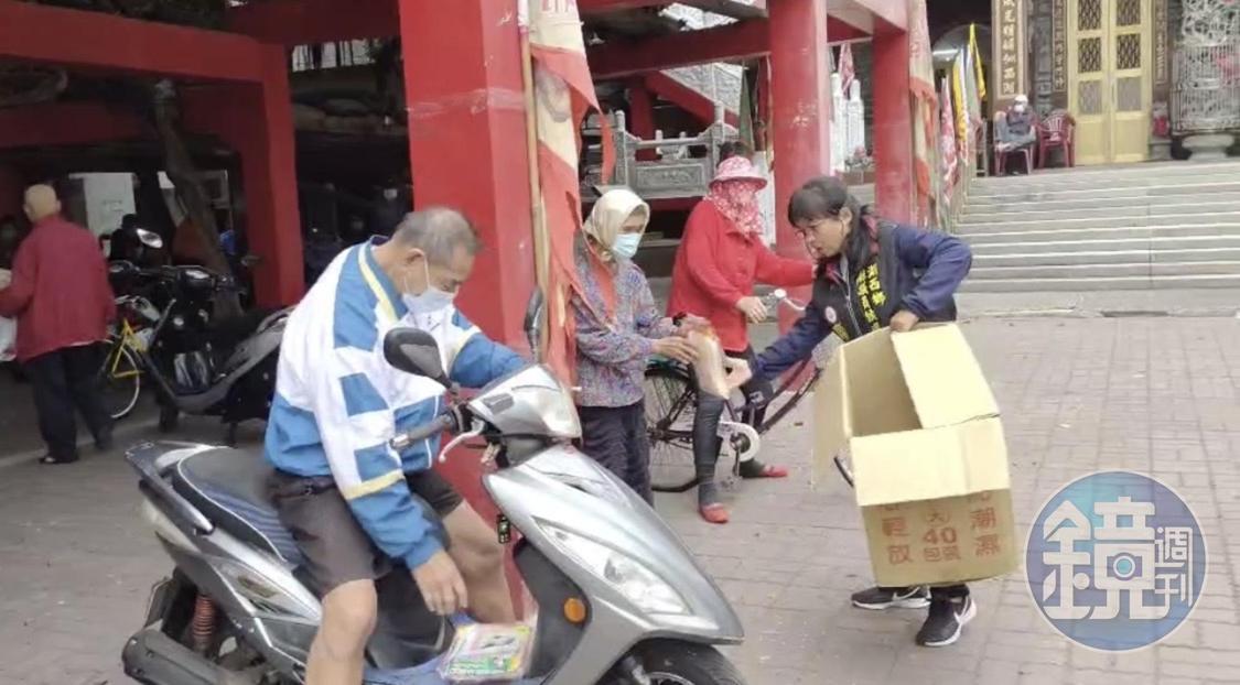 廖璟華跟鄉親拜票,請求支持及票投給她,讓她為鄉親打拚、做事情。(廖璟華提供)