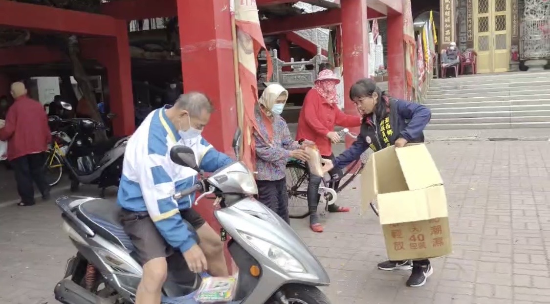 廖璟華跟鄉親拜票，請求支持及票投給她，讓她為鄉親打拚、做事情。（廖璟華提供）