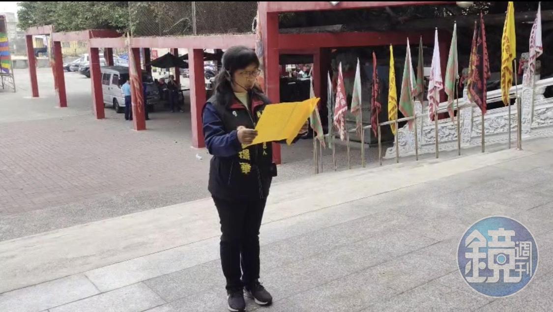 廖璟華跟廟主公上表奏請主持公道。(廖璟華提供)