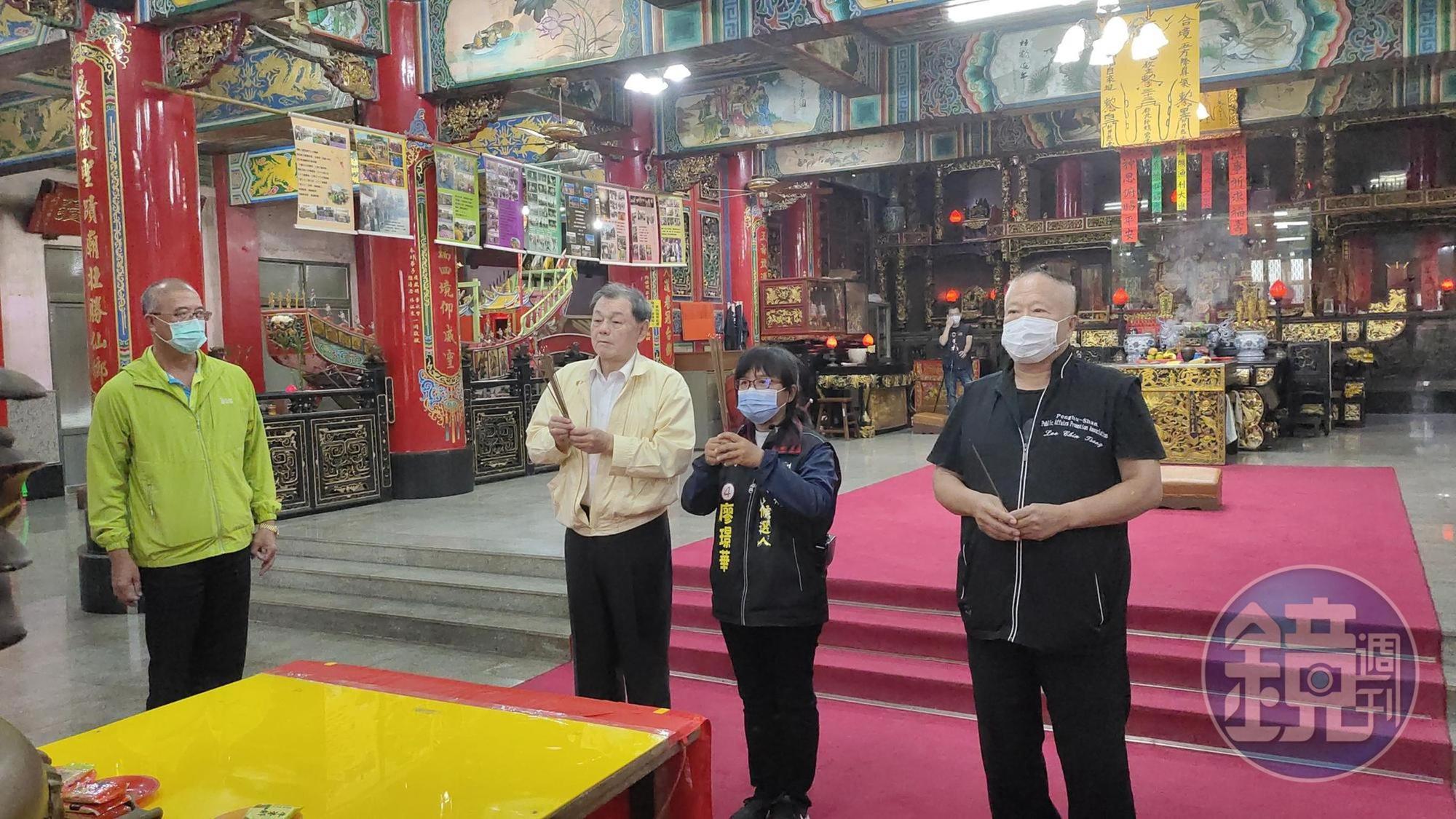 廖璟華遭廟主委詛咒並恐嚇,特地到廟參拜請廟主公保護安全及主持公道。(廖璟華提供)