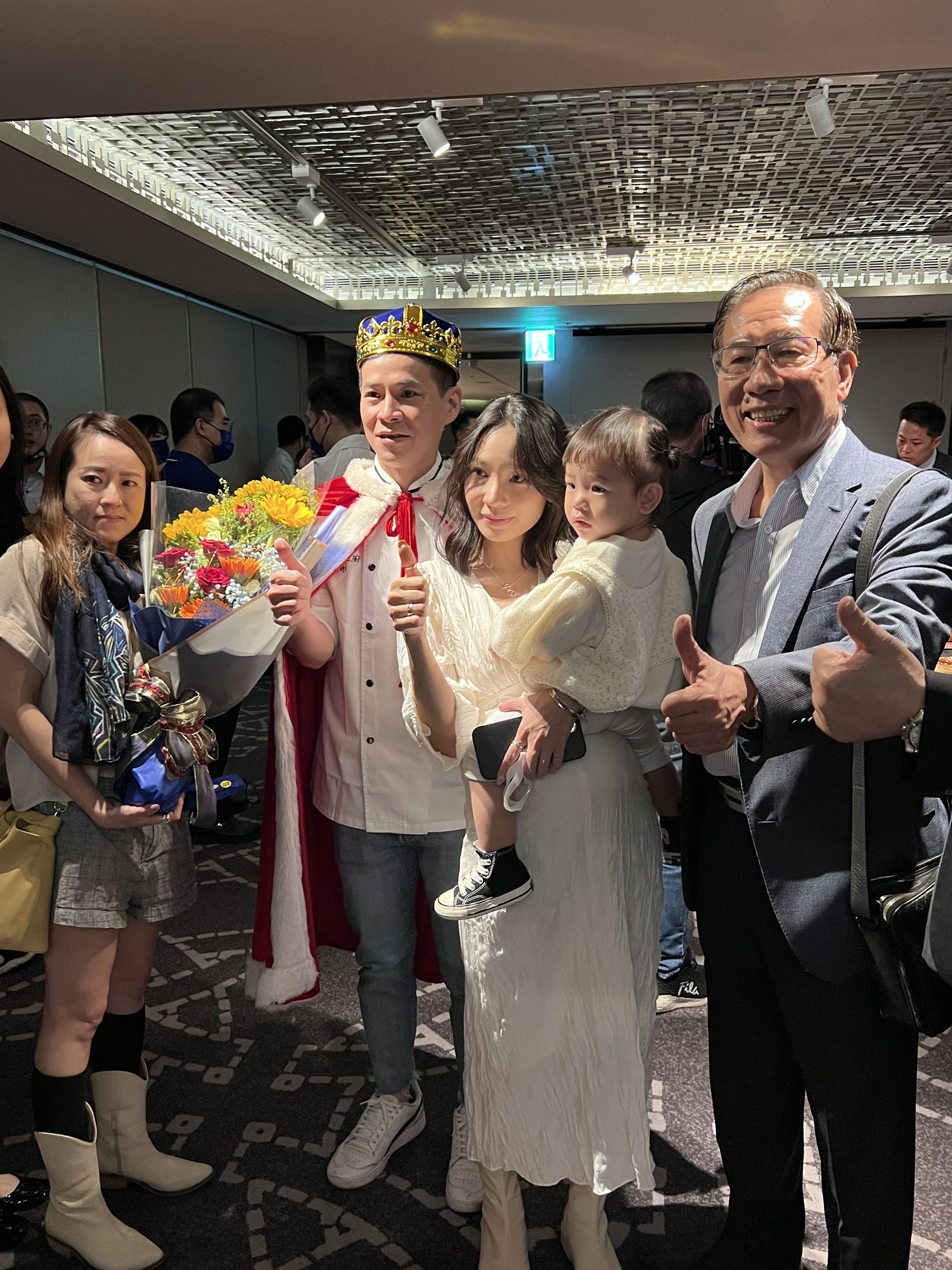 張世彬師傅（左二）戴上王冠與妻子（右二）、小孩開心合照。