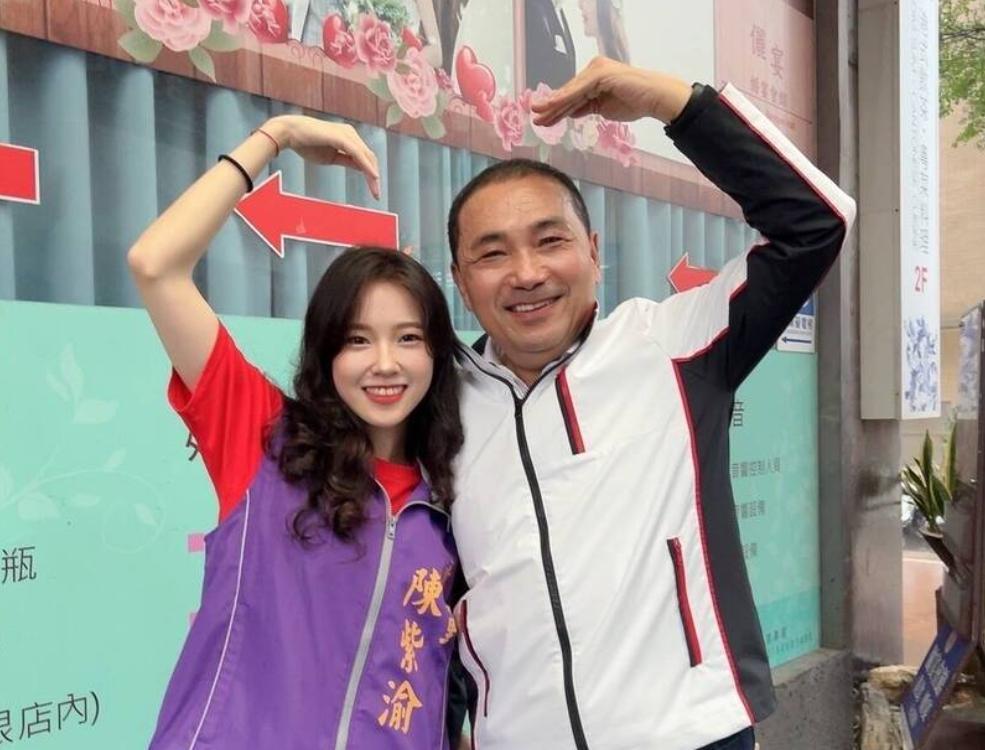 陳紫渝（左）與對手陣營的市長侯友宜合照，引發話題。（翻攝畫面）