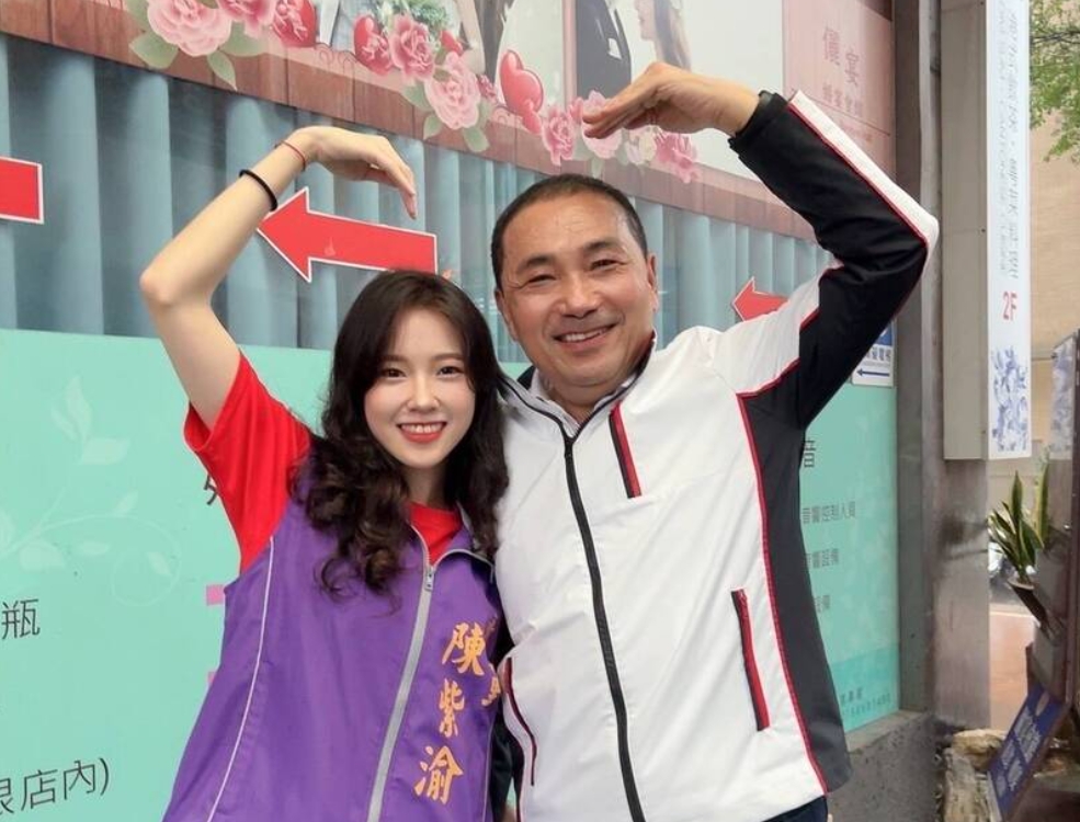 陳紫渝（左）與對手陣營的市長侯友宜合照，引發話題。（翻攝畫面）