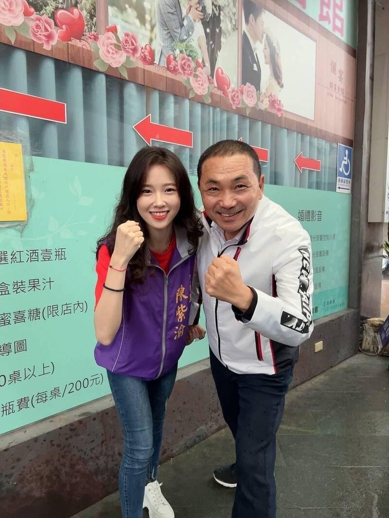 陳紫渝（左）與侯友宜合照引發熱議。（翻攝畫面）
