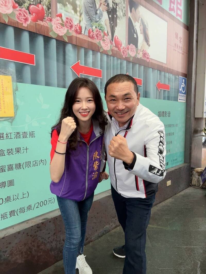 陳紫渝（左）與侯友宜合照引發熱議。（翻攝畫面）
