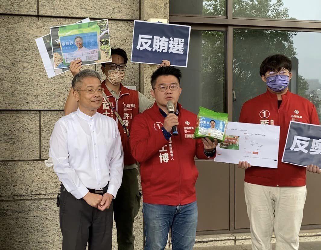 桃市議員候選人藍士博今赴桃園地檢告發張善政涉嫌買票賄選。（翻攝自藍士博臉書）