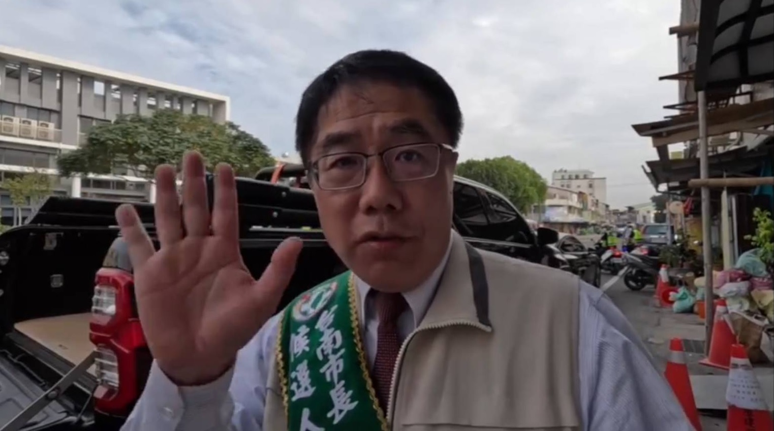 黃偉哲掃街不忘拍影片和網友互動，真實反應讓網友笑翻。（翻攝黃偉哲IG