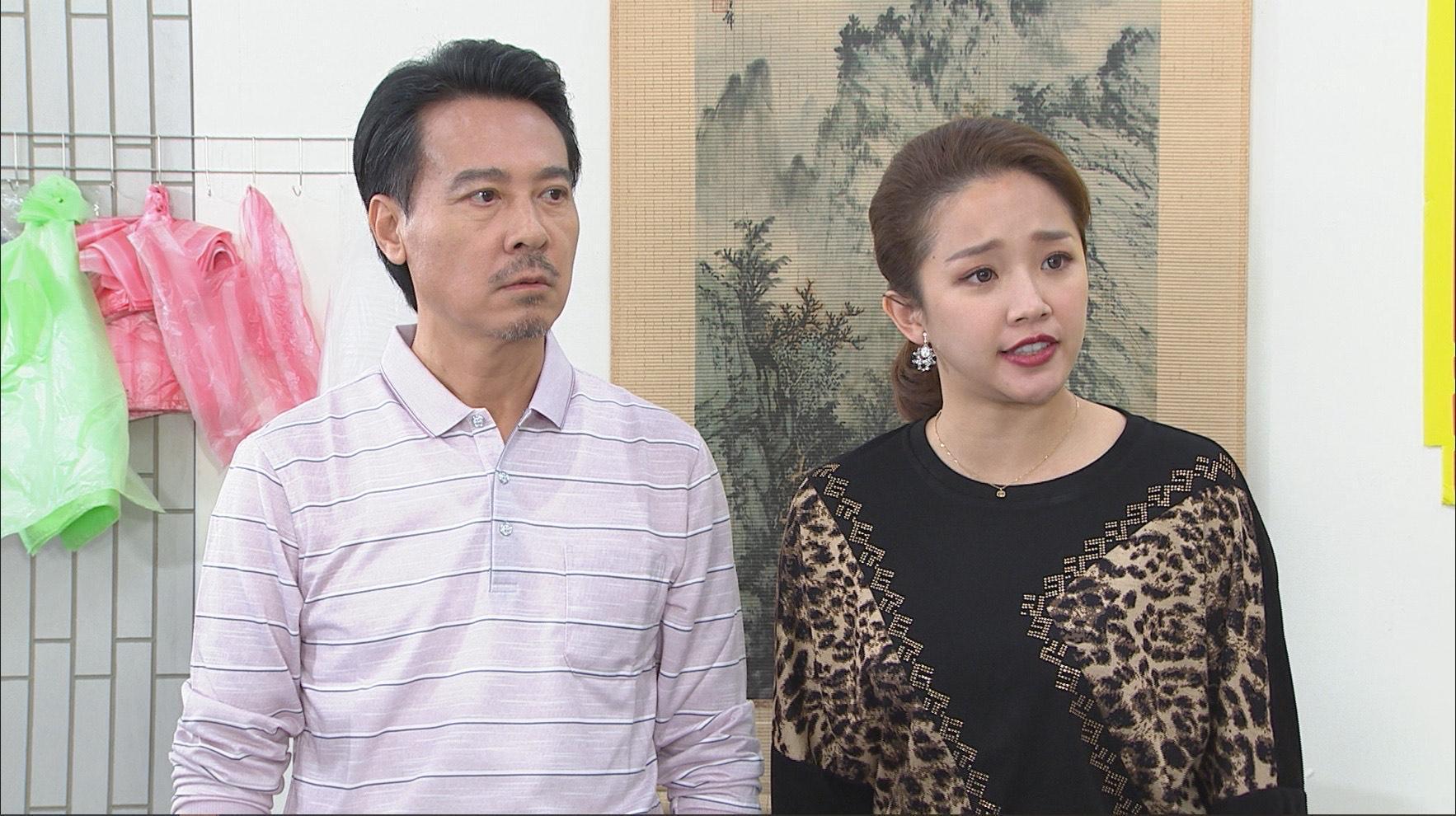 尹昭德（左）在民視八點檔《市井豪門》暖爸的形象擄獲不少觀眾的心。右為鄰居賴慧如。（民視提供）