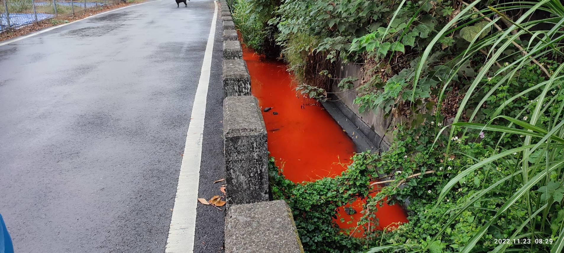 當地居民早起散步，被這景象嚇傻，獲報後也到場稽查。（翻攝自曹嘉豪臉書）