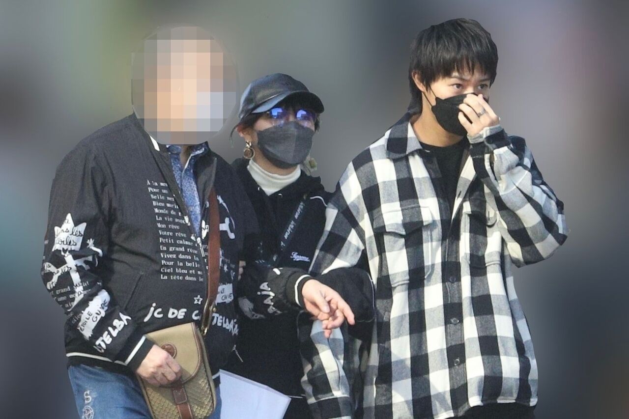 岡田奈奈（中）帶著老爸（左）與男友一起去看房子。（翻攝自《週刊文春》）