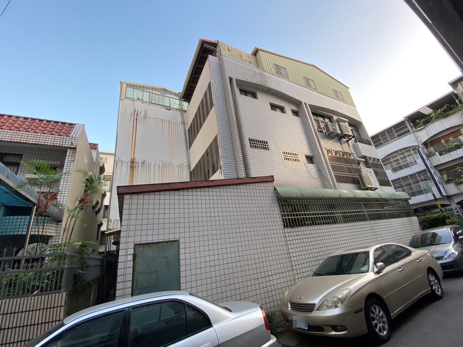 張麗善與丈夫張永成被爆在虎尾擁有2棟房子，違建蓋好蓋滿。（立委劉建國辦公室提供）