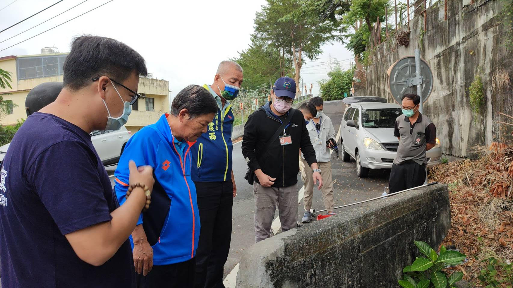 彰化縣議員曹嘉豪接獲里長曹震西通報,一同前往現場勘查。(翻攝曹嘉豪臉書)