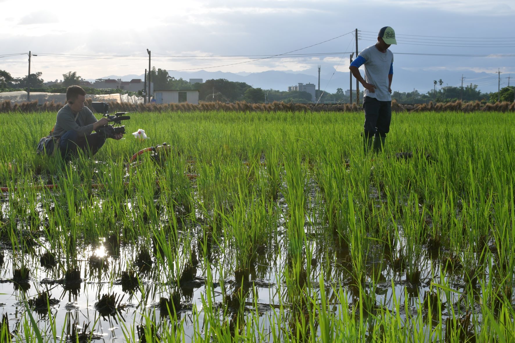 盧盈良（左）以影像記錄家人， 自己躲在攝影機後面凝視一切，右為他的哥哥盧盈志。（傳影互動提供）