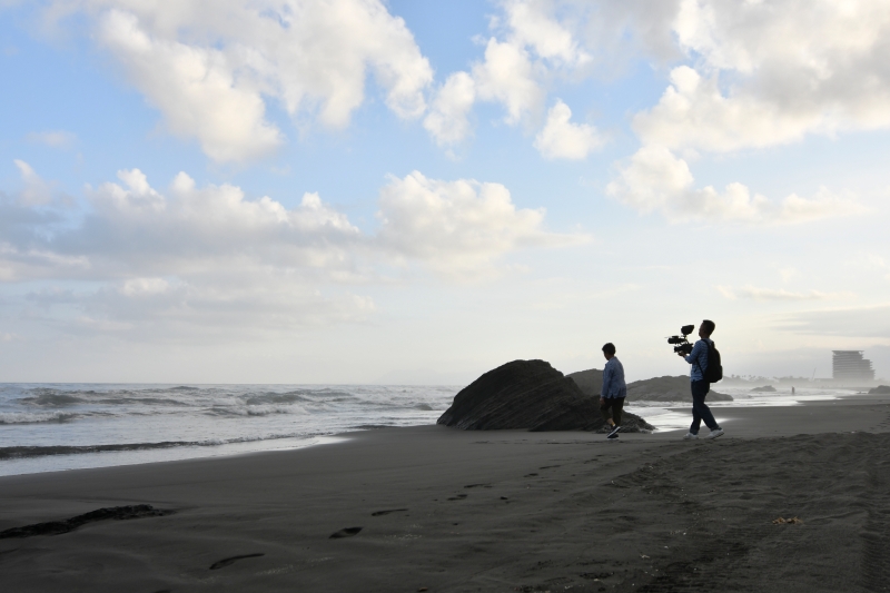 透過拍片,盧盈良(右)與家人的關係也變得不一樣,左為他的母親。(傳影互動提供)