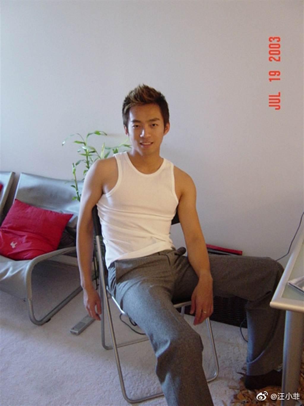 汪小菲曾痛心揭露自己在小時候,父母工作忙,沒有盡責照顧,都是自己一個人生活。(翻攝自微博)