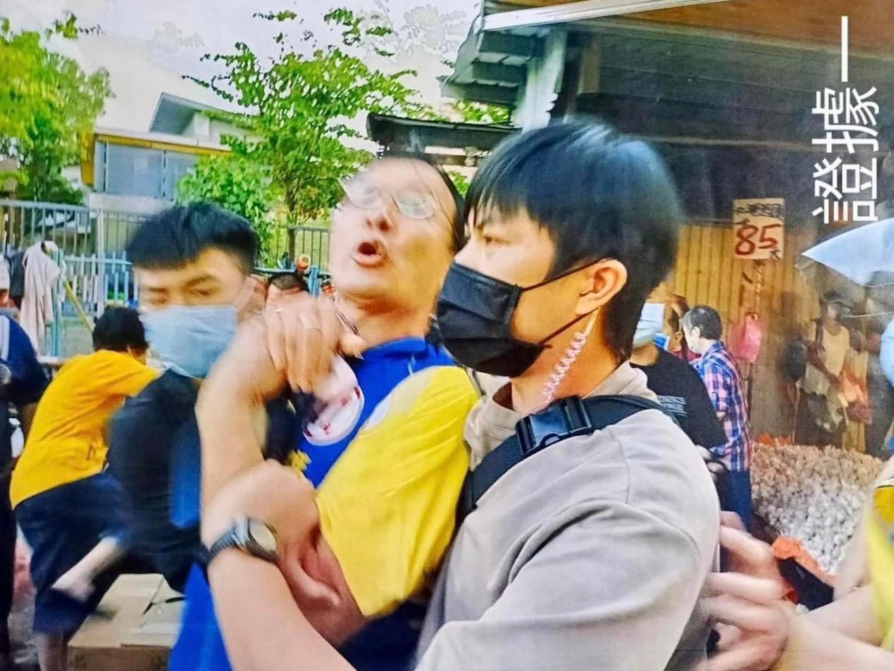 新黨北市議員候選人張榮法在萬華區拜票時被鎖喉。(翻攝自張榮法臉書)