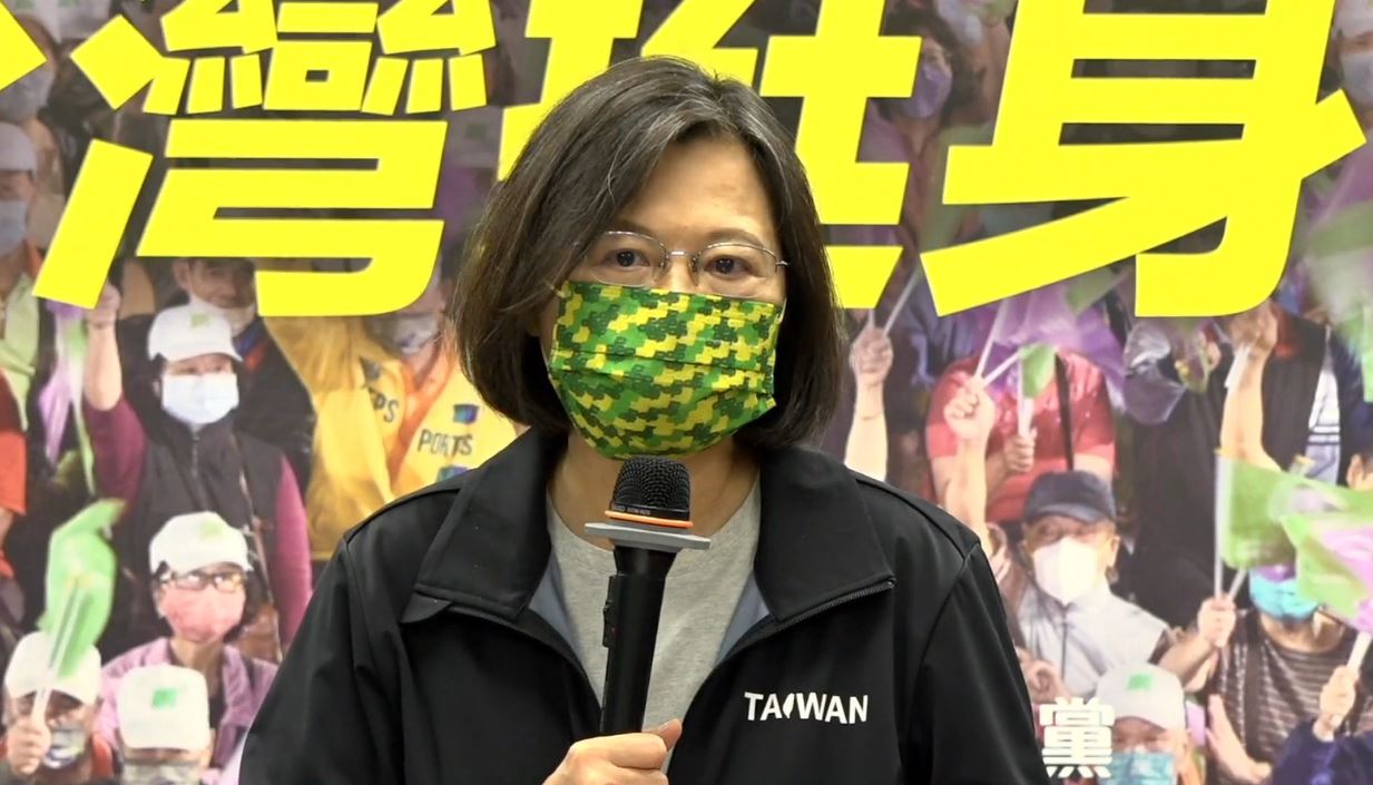 蔡英文在民進黨中執會前記者會喊話，為11月26日選舉催票。（翻攝蔡英文臉書影片）