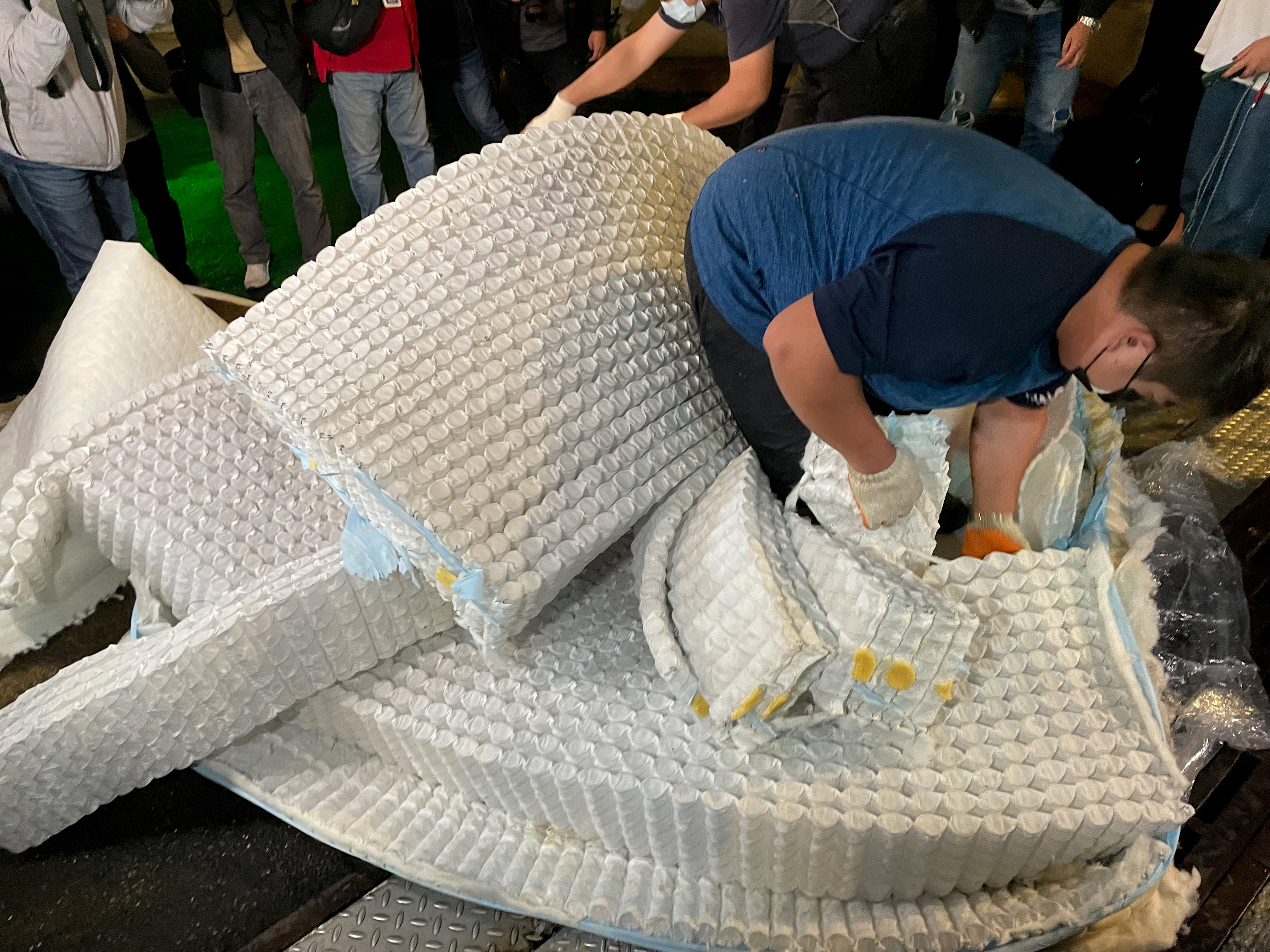 汪小菲為大S量身製作的千萬床墊今公開拆解。