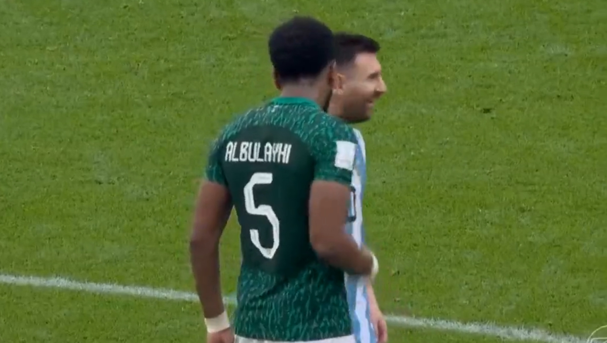 沙烏地阿拉伯的後衛布萊希（前）在球隊進球後，跑到梅西（後）旁嗆聲。（翻攝自推特）