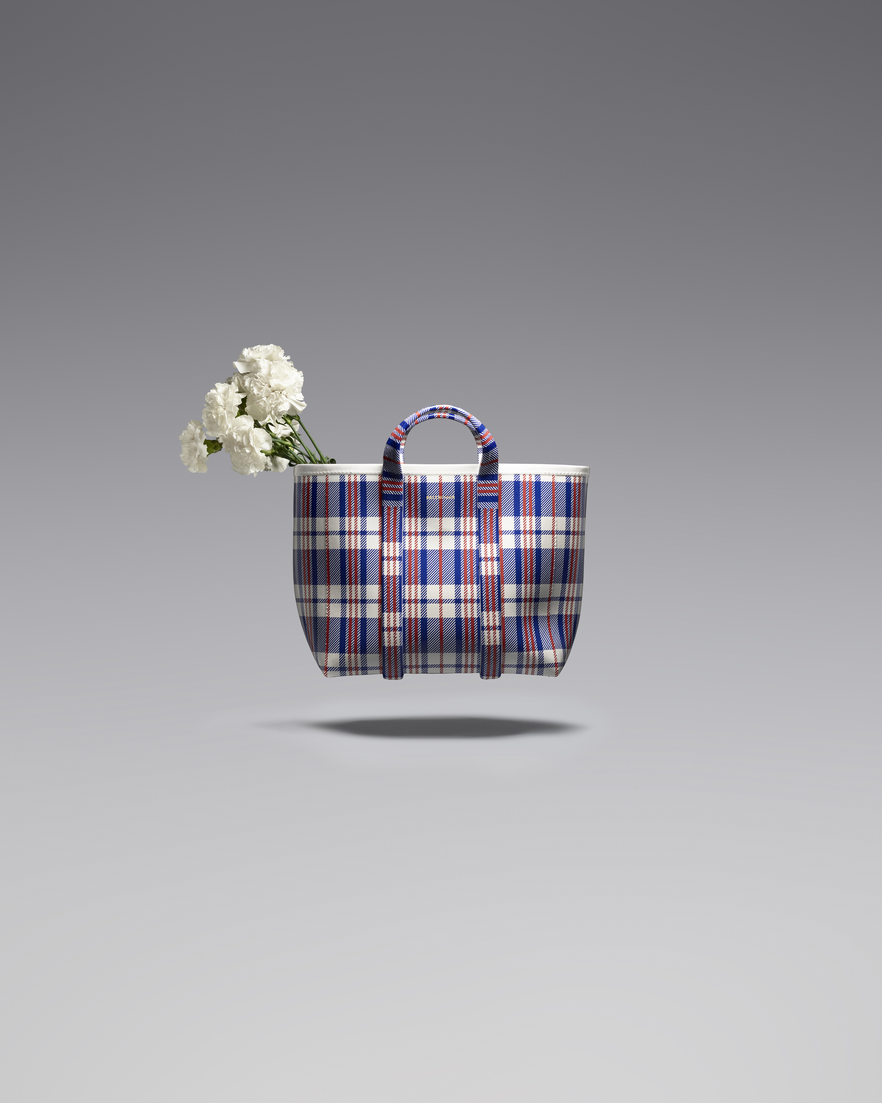 托特包造型陶瓷大號花瓶。NT$205,940(BALENCIAGA提供)