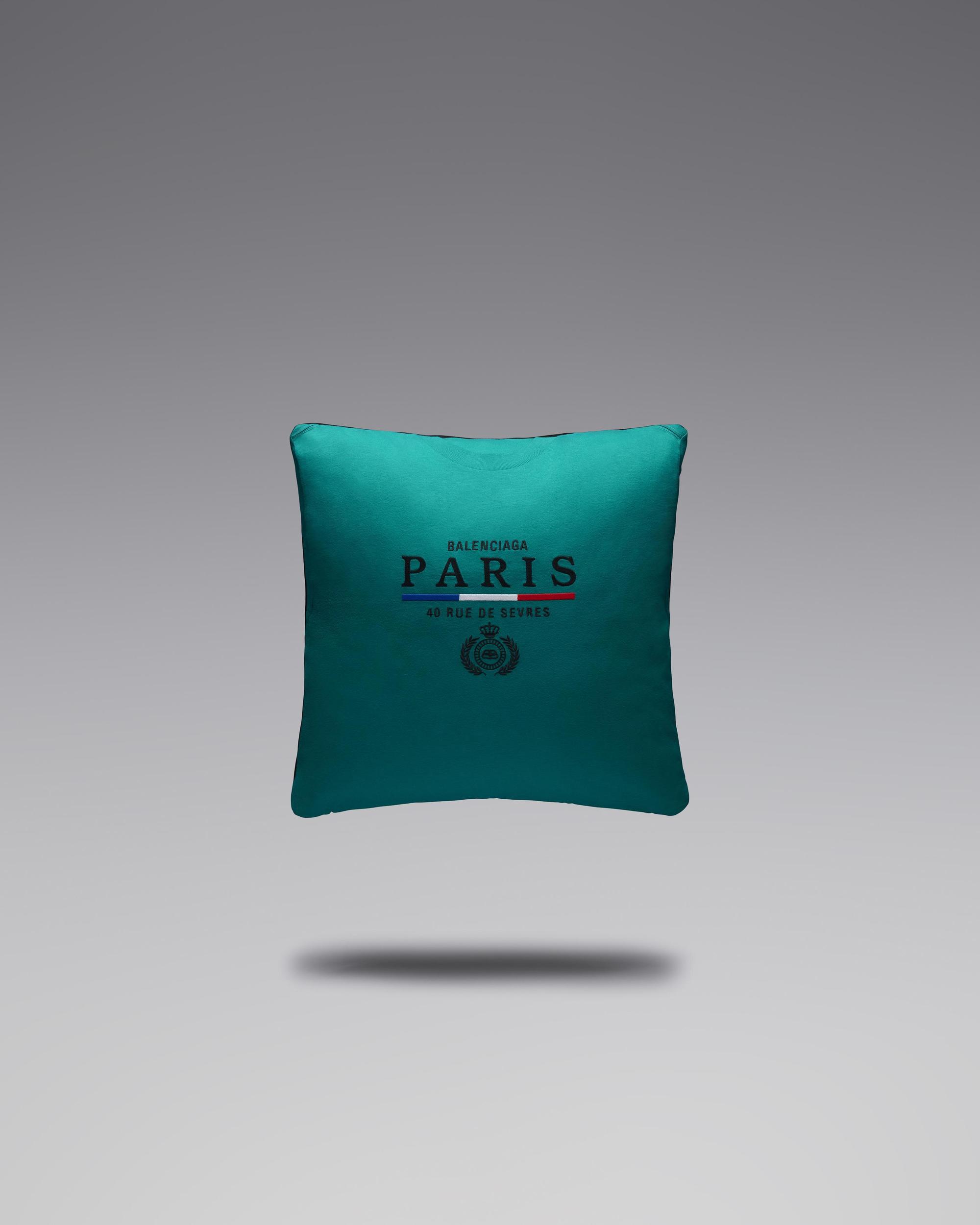 由升級再造的T恤衫重新設計而成的平紋針織抱枕。NT$41,190（BALENCIAGA提供）