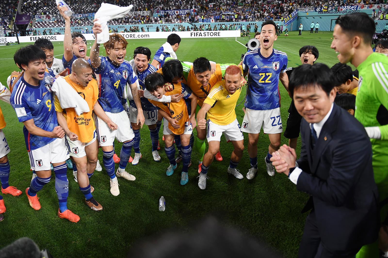 日本隊在小組賽中以2：1踢贏德國，全隊歡騰。（翻攝自FIFA Twitter）