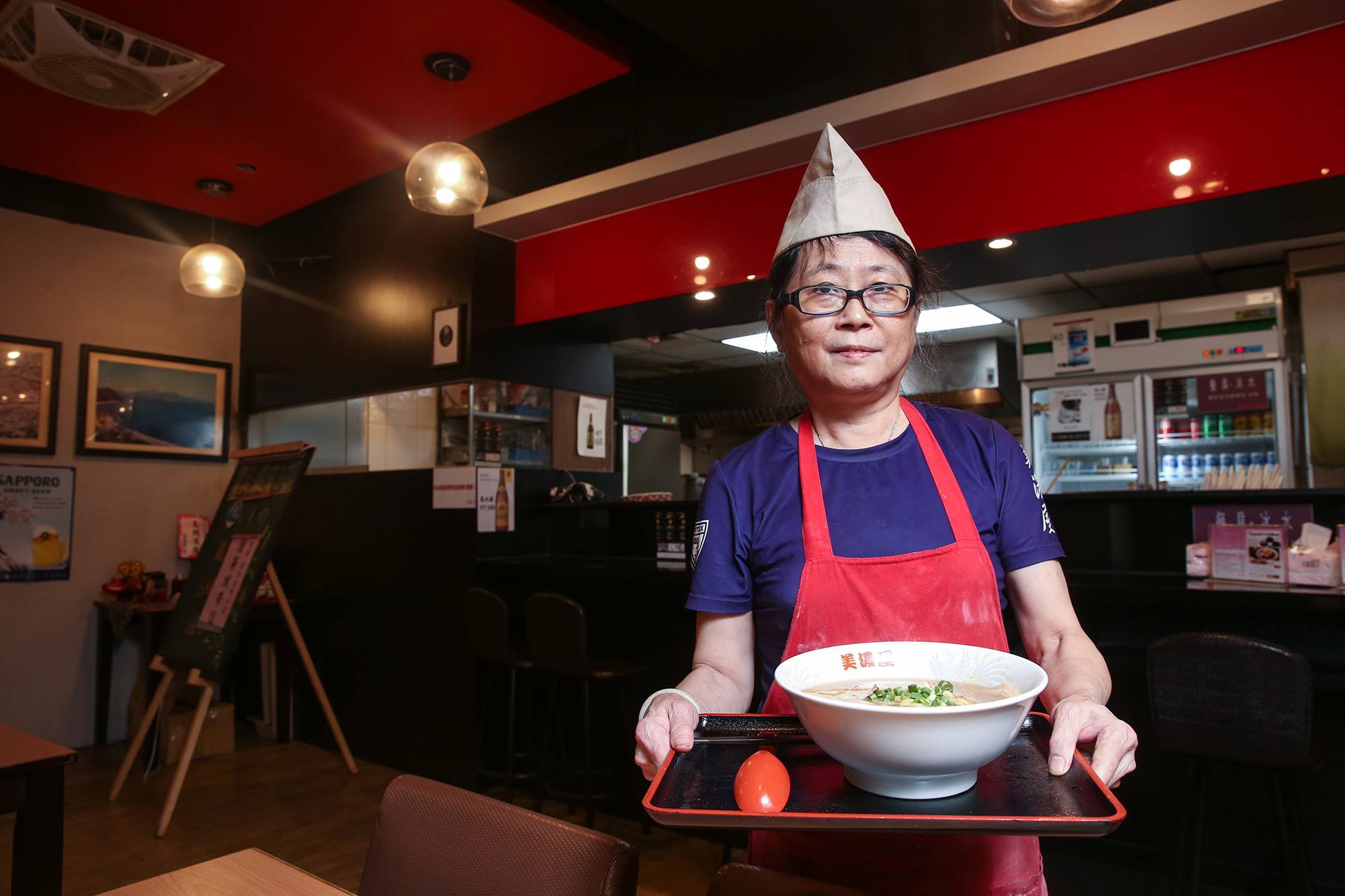 美濃屋老闆娘陳秀珠在條通區開店做生意，24年來遇過很多比《華燈初上》女角們人生故事更曲折的條通女子。